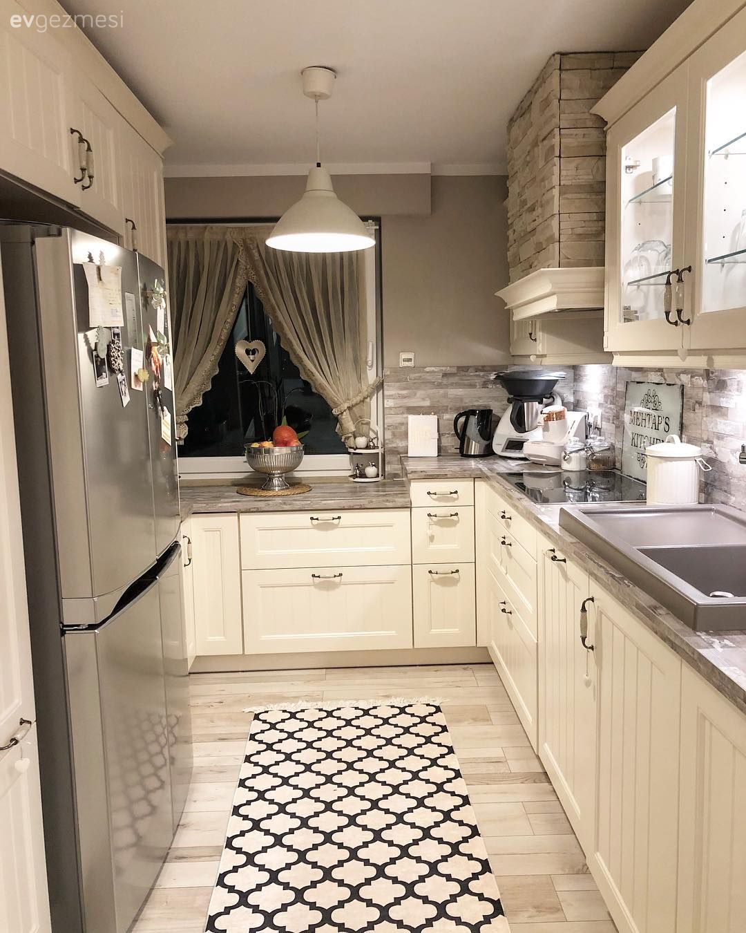 Mutfak, Beyaz, Siyah, Bej, Lambri, Mutfak tezgahı, Mutfak tezgah arası, Tezgah arası doğal taş, Mutfak perdesi, Mutfak Avize Modelleri, Parke, Mutfak halısı