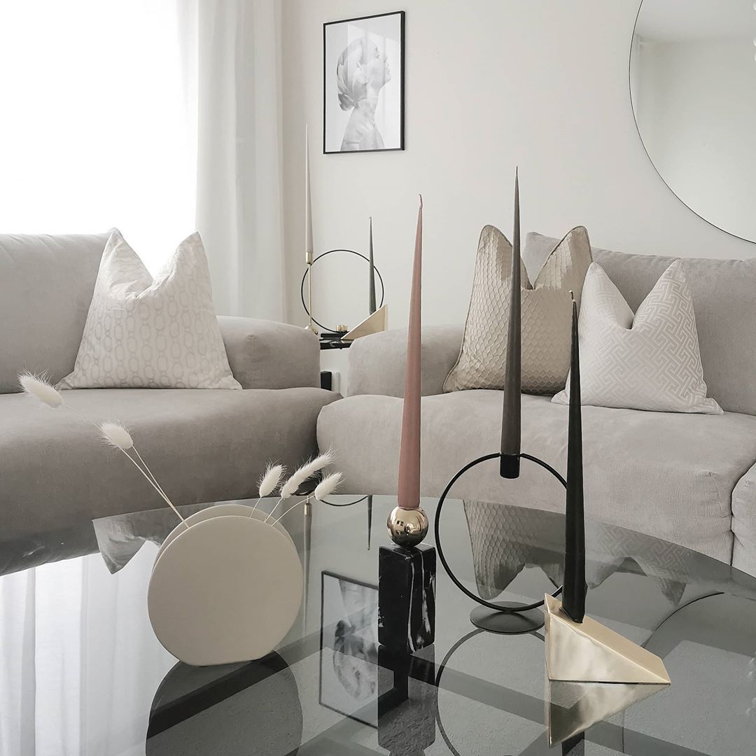 Salon, Modern, Beyaz, Koltuk takımı, Berjer, Yuvarlak ayna, Dekoratif ayna, Orta sehpa, Sehpa, Şamdan, Ev Aksesuar, Cam orta sehpa, Halı, Salon halısı, Kırlent, Ev tekstili, Bej, Mum, Sehpa üstü aksesuarı, Vazo, Pampas otu