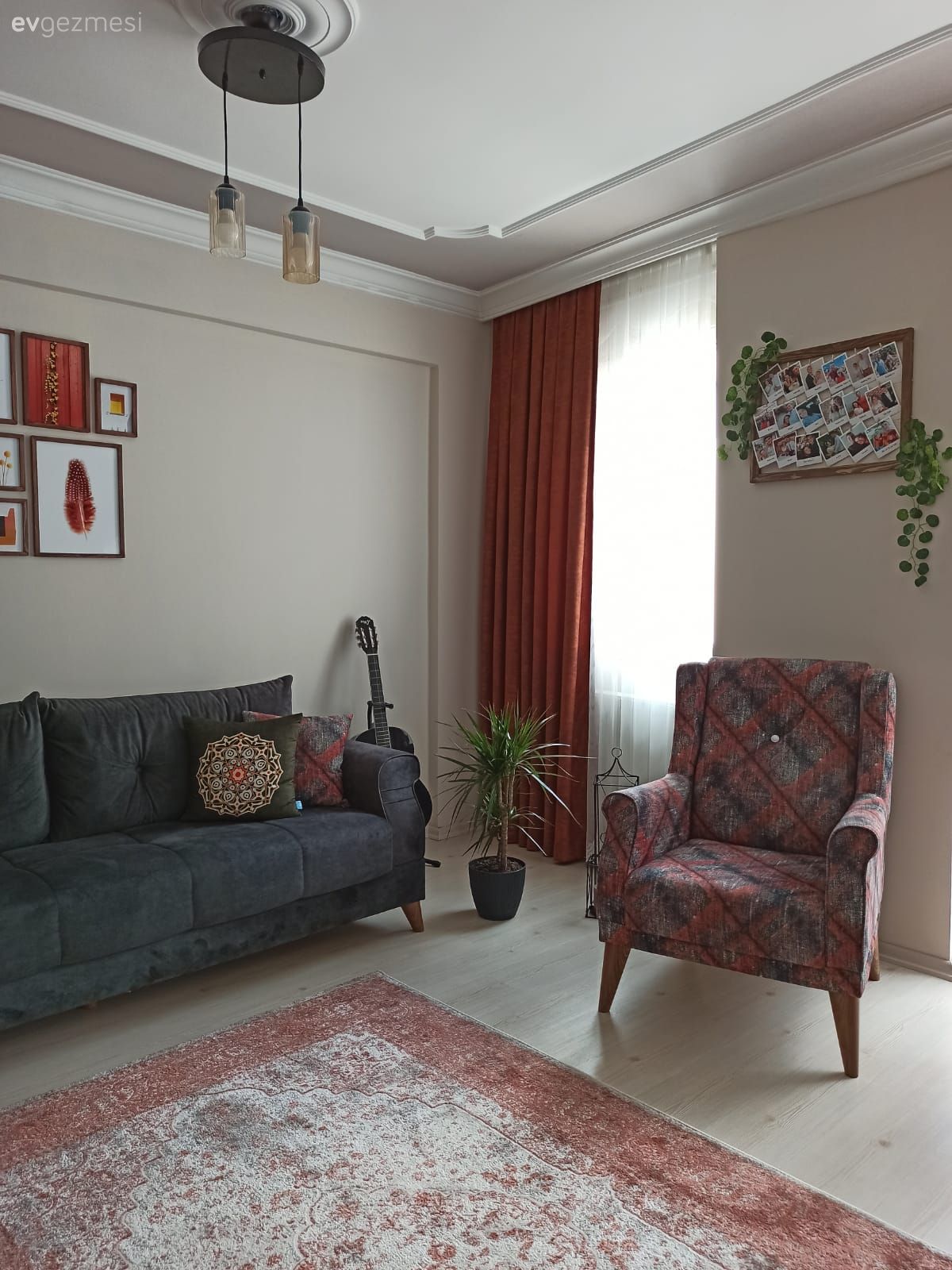 Salon, Gri, Pudra pembe, Turuncu, Ev bitkisi, Halı, Salon halısı, Koltuk takımı, Berjer, Desenler, Avize, Aydınlatma, Salon avizesi, Tablo, Duvar dekorasyonu, Bohem Dekorasyon