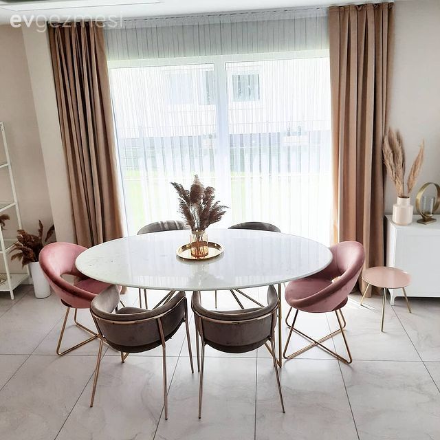 Yemek Odası, Modern, Vizon, Pudra pembe, Yemek masası, Sandalye, Fon perde, Perde, Tül perde, Pampas otu, Metal ayaklı berjer, Altın