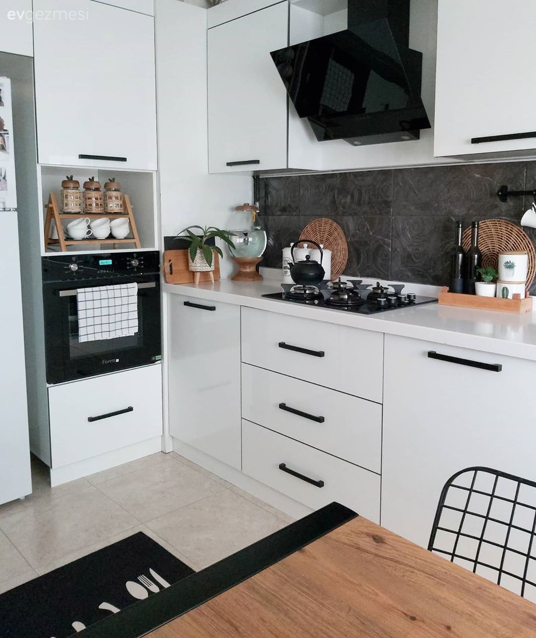 Mutfak, Rustik mutfak, Beyaz, Siyah, Mutfak tezgahı, Mutfak tezgah arası, Tezgah arası seramik, Karatahta boyası, Mobilya boyama, Ankastre, Davlumbaz, Mutfak halısı, Mutfak masası, Metal sandalye, Sandalye