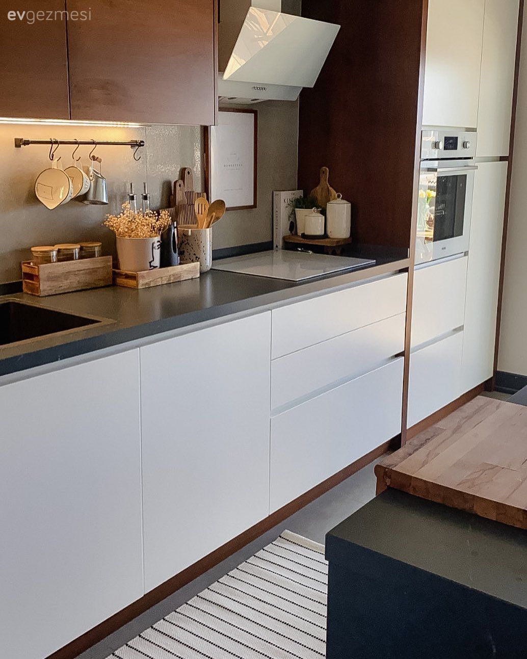 Mutfak, Beyaz, Beyaz ve ahşap mutfak, Siyah, Siyah tezgah, Mutfak tezgahı, Mutfak tezgah arası, Kulpsuz mutfak dolabı, Davlumbaz, Mutfak halısı, Mutfak aksesuarları