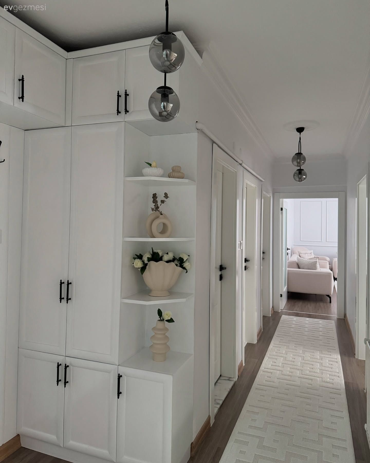 Bu Minimalist Ev Kendi Halinde Olmayı Seviyor