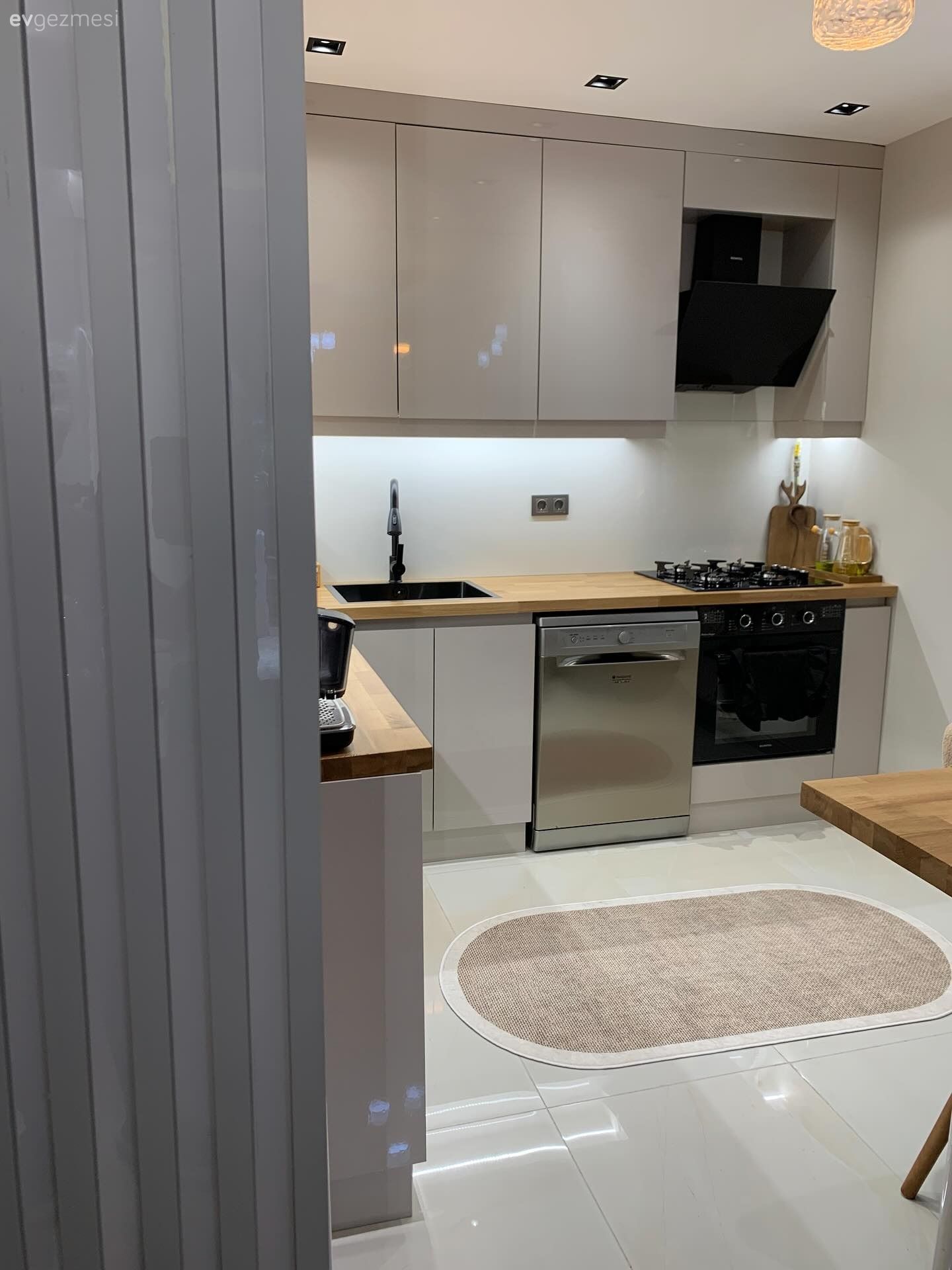 Açık konsept yaşam alanı, Beyaz, Gri, Modern, Ankastre, Mutfak, Mutfak tezgahı, Mutfak tezgah arası, Mutfak halısı, Ahşap mutfak tezgahı, Mutfak aksesuarları, Spot aydınlatma, Aydınlatma