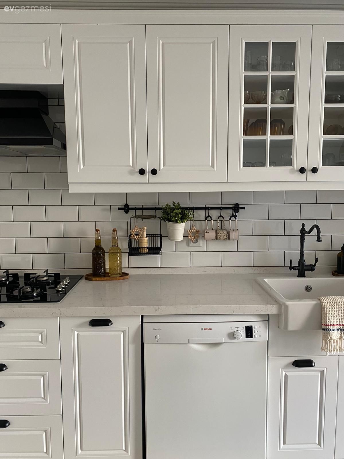 Mutfak, Beyaz, Country, Beyaz mutfak, Country mutfak, Shaker kapaklı dolaplar, Metro seramik, Seramik, Mutfak tezgahı, Tezgah arası seramik, Mutfak tezgah arası, Davlumbaz