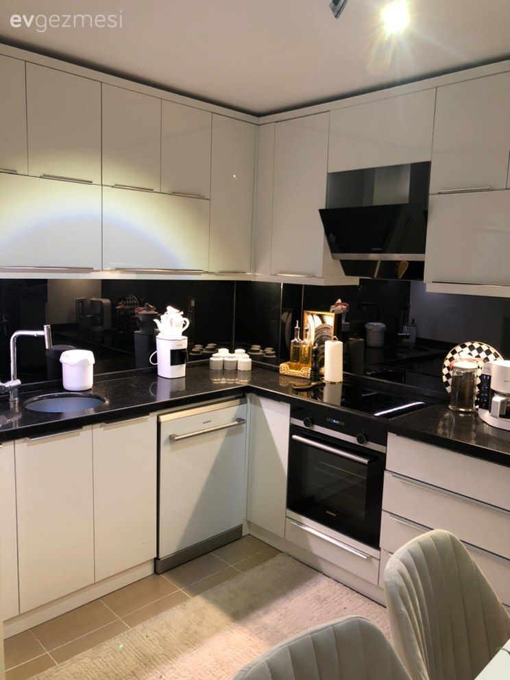 Mutfak, Beyaz, Siyah, Mutfak tezgahı, Mutfak tezgah arası, Siyah tezgah, Mutfak aksesuarları, Davlumbaz, Kulpsuz mutfak dolabı, Gri, Sandalye, Ankastre