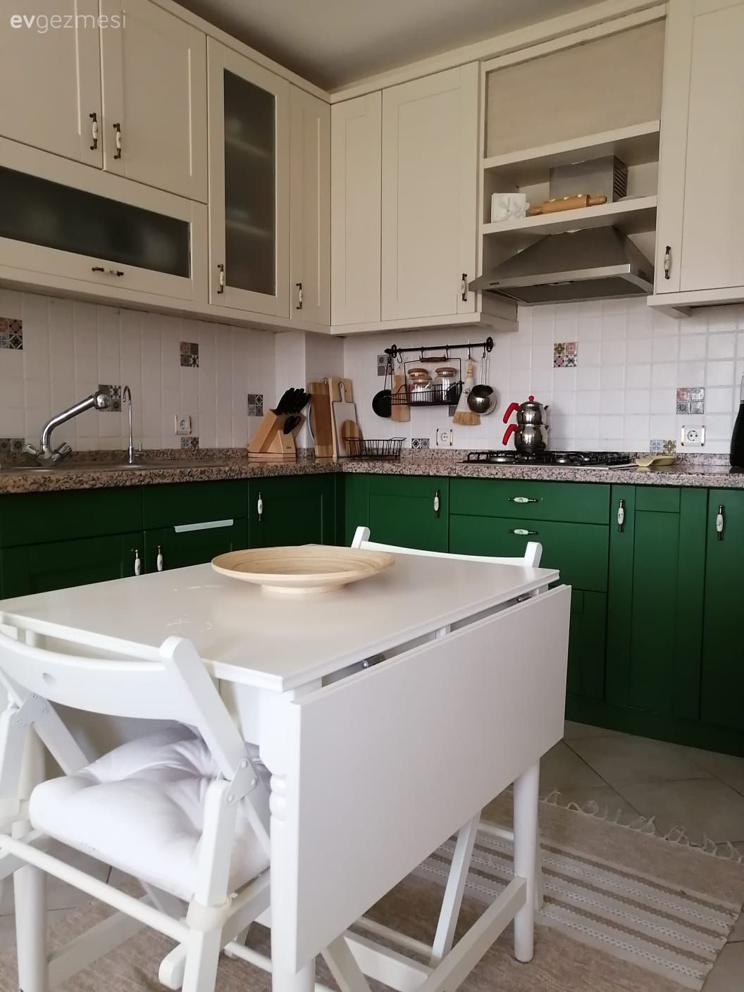 Mutfak, Beyaz, Yeşil, Mutfak tezgahı, Mutfak tezgah arası, Tezgah arası seramik, Mutfak masası, Sandalye, Mutfak Avize Modelleri