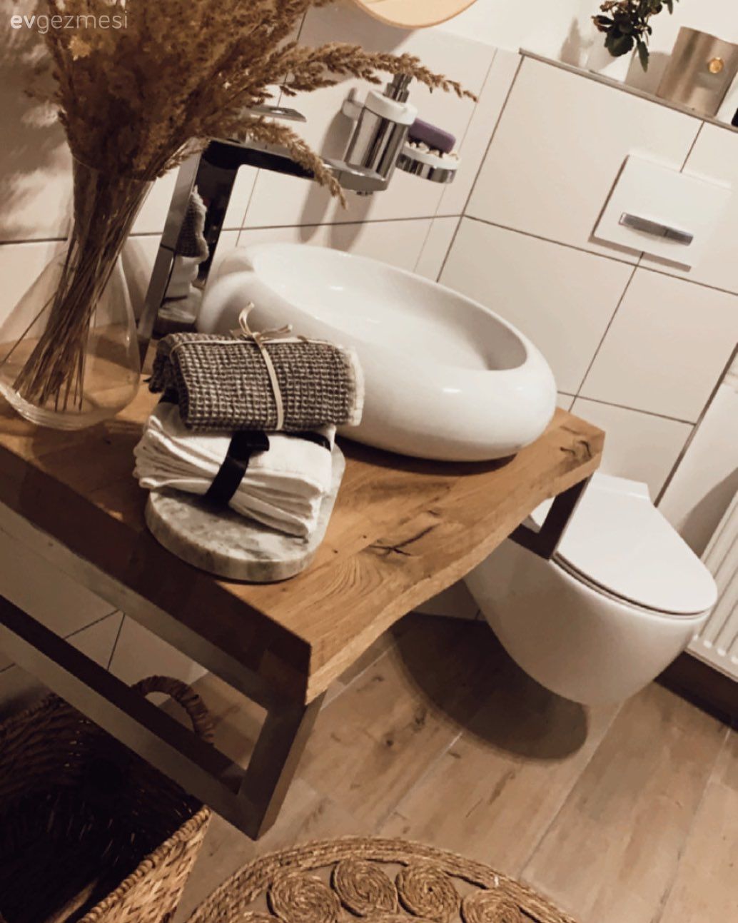 Banyo, Rustik, Banyo seramikleri, Jüt halı, Halı, Hasır sepet, Pampas otu