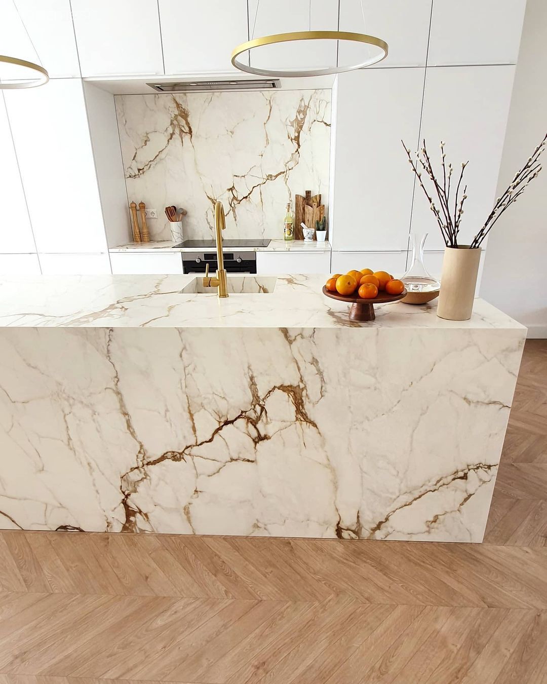 Beyaz, Modern mutfak, Mutfak, Ada mutfak, Mutfak Avize Modelleri, Parke, Mutfak aksesuarları, Mutfak tezgahı, Mutfak tezgah arası