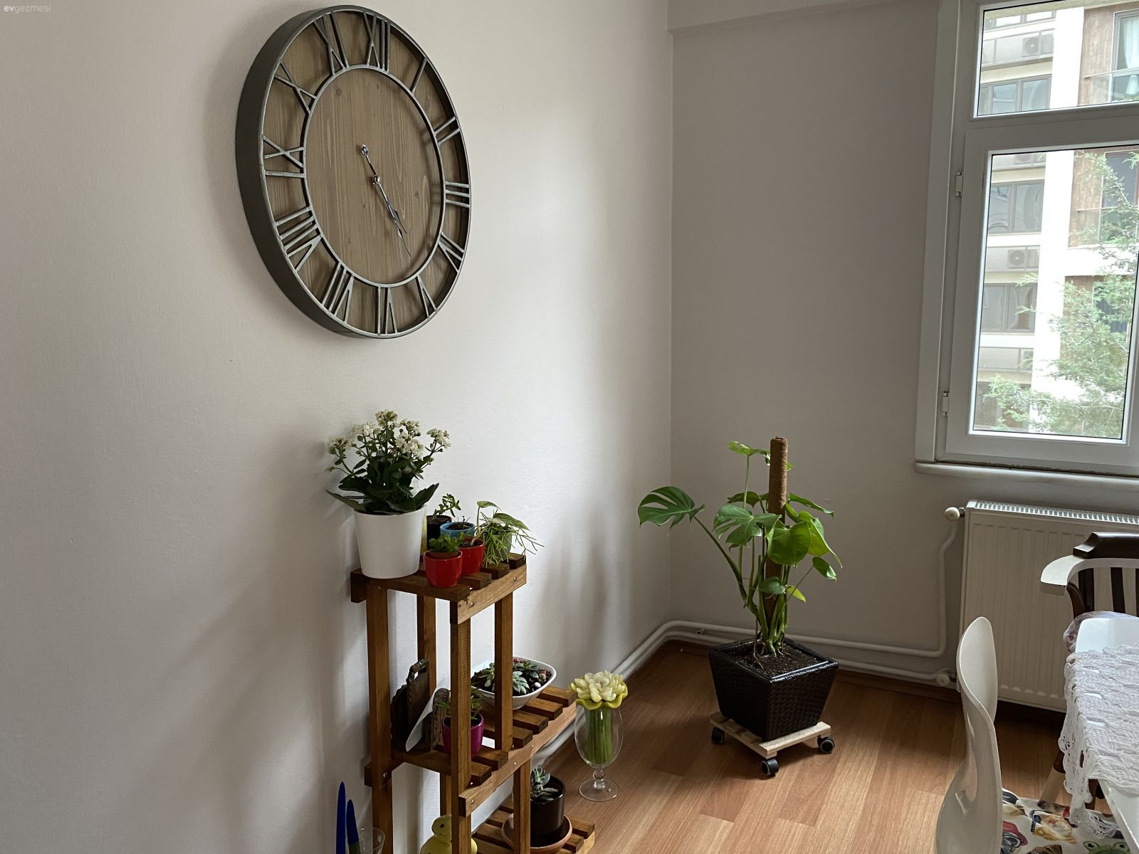 Bu Salonda Bohem Stil Salaş Halini Tamamen Göstermiş!