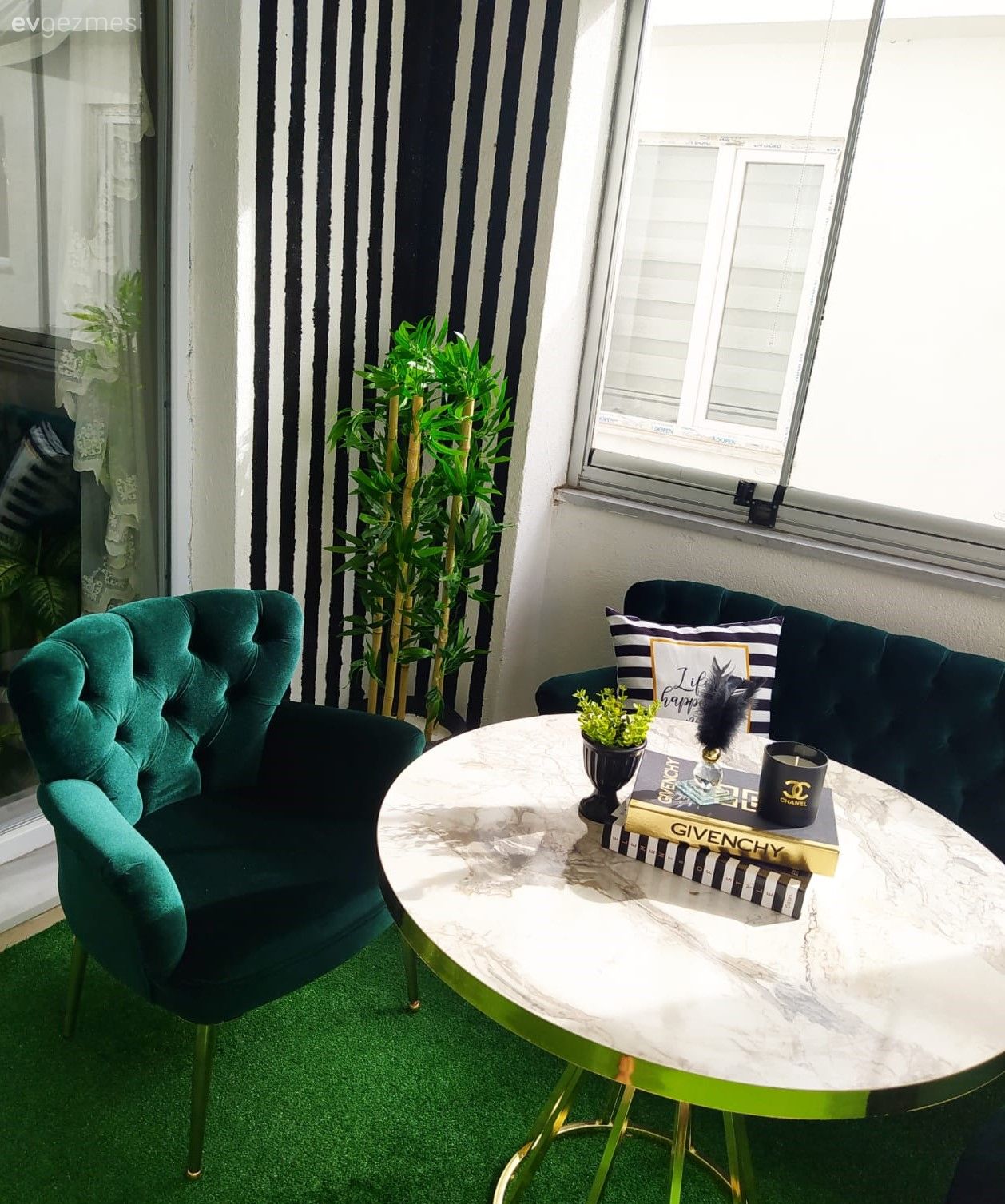 Balkon, Beyaz, Altın, Zümrüt yeşili, Balkon masası, Sandalye, Balkon perdesi, çim halı, Ev bitkisi, Duvar dekorasyonu