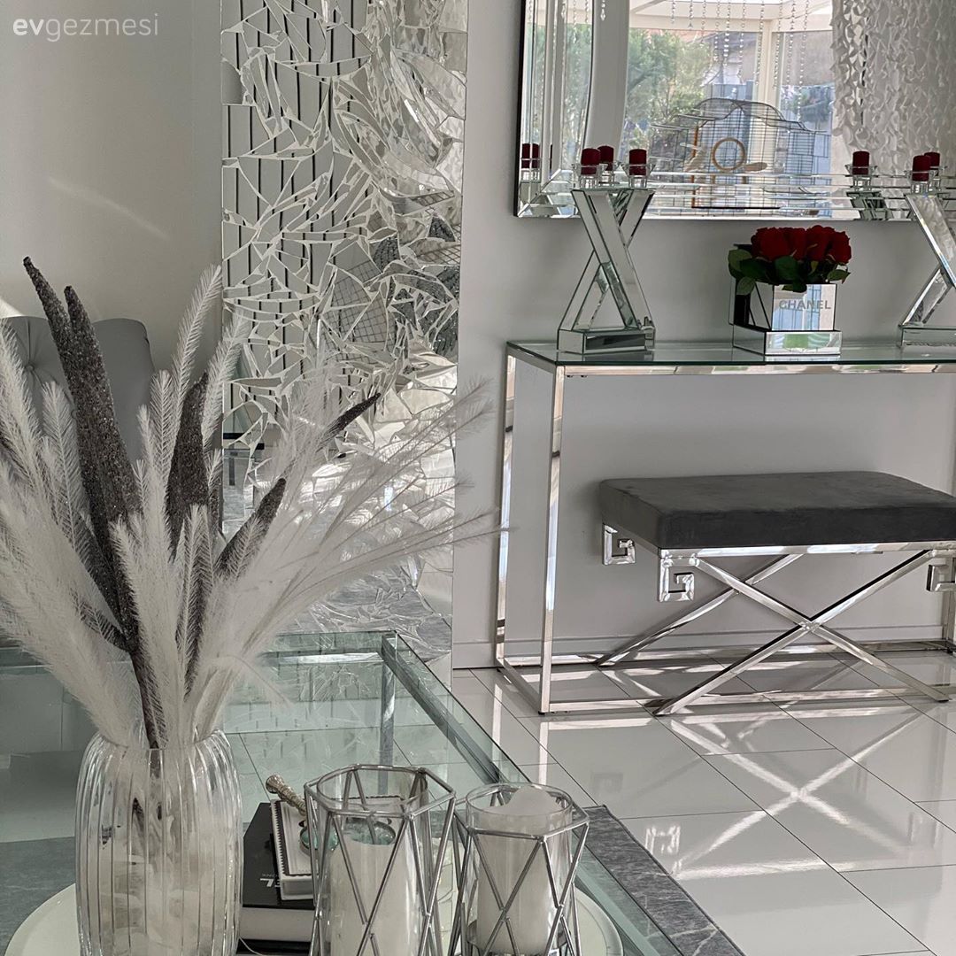 Dresuar, Dresuar dekorasyonu, Ayna, Gümüş, Vazo, Ev Aksesuar, Çiçekler, Puf, Duvar dekorasyonu