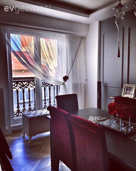 Yemek Odası, Yemek odası avizesi, Gri duvar, Bordo, Siyah, Tül perde, Perde, Şamdan, Ev Aksesuar, Bank, Aynalı tepsi, Aynalı aksesuar