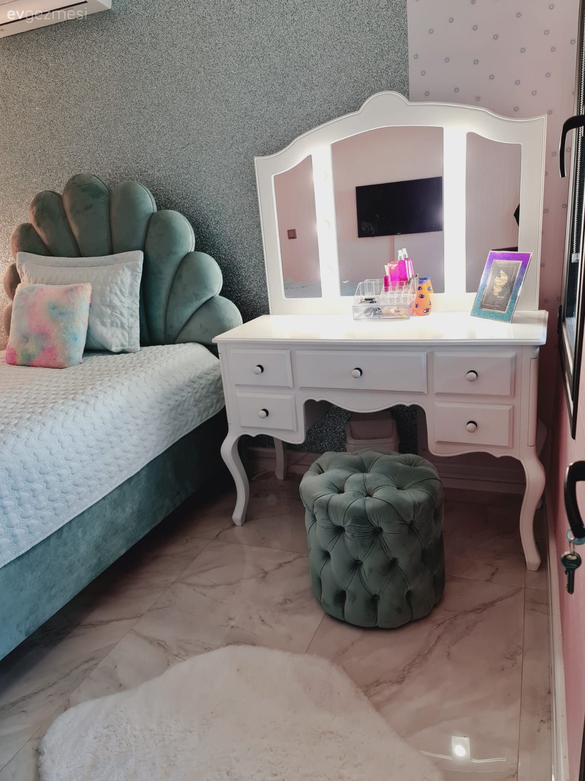 Çocuk Odası, Mint yeşil, Beyaz, Lila rengi, Yeşil duvar, Yatak başlığı, Yatak Odası, Komodin, Avize, Aydınlatma, Makyaj masası, Zemin seramikleri, Puf