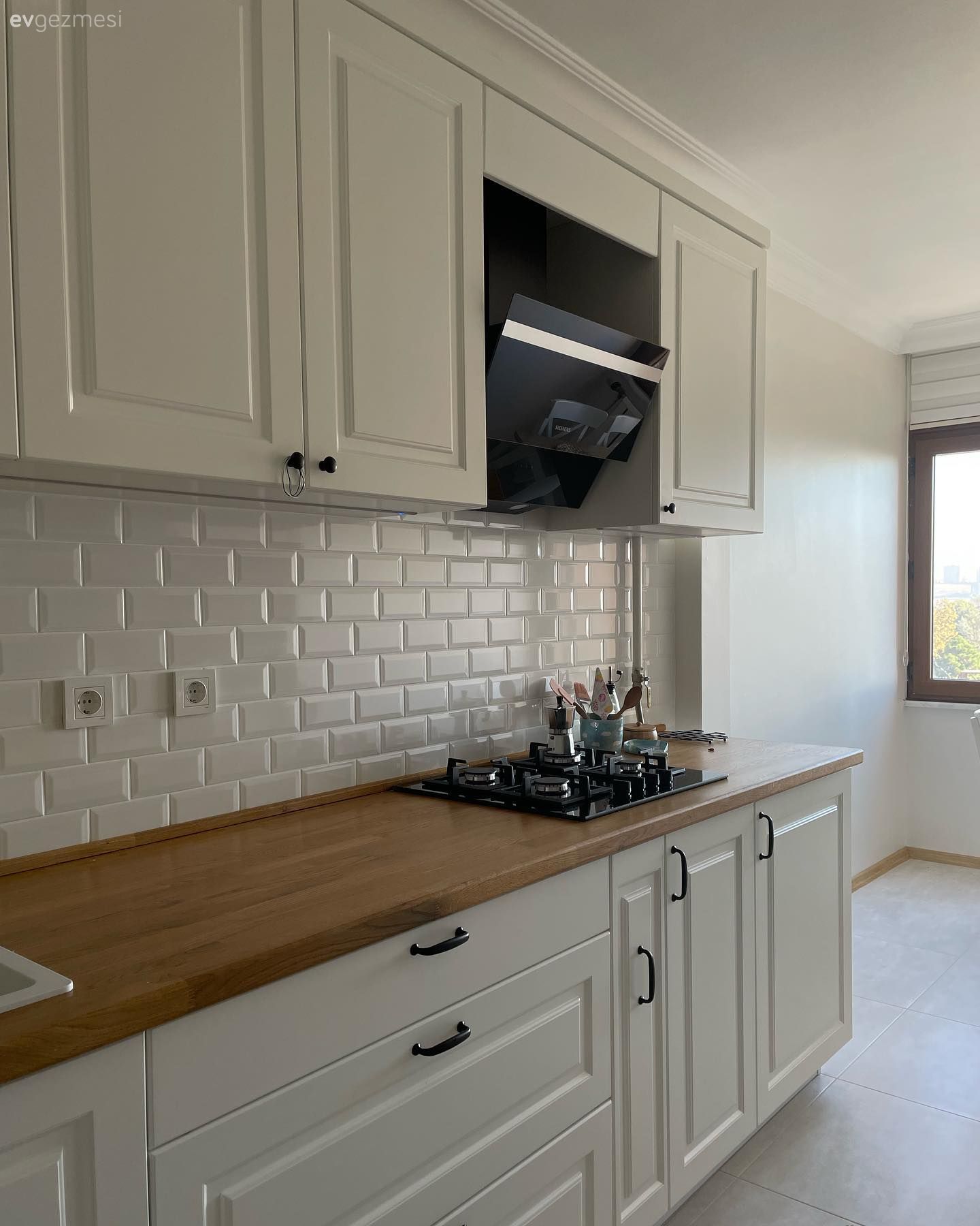 Mutfak, Beyaz, Beyaz ve ahşap mutfak, Ahşap mutfak tezgahı, Mutfak tezgahı, Metro seramik, Seramik, Ankastre, Davlumbaz, Shaker kapaklı dolaplar, Mutfak tezgah arası