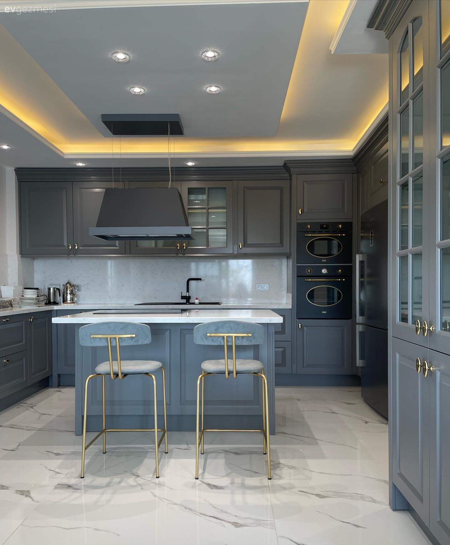 Mutfak, Modern, Modern mutfak, Gri, Beyaz, Siyah, Altın, Ada mutfak, Bar masa & sandalyeleri, Mutfak tezgahı, Mutfak tezgah arası, Ankastre, Davlumbaz, Led aydınlatma, Aydınlatma, Spot aydınlatma, Mutfak zemin seramikleri, Shaker kapaklı dolaplar