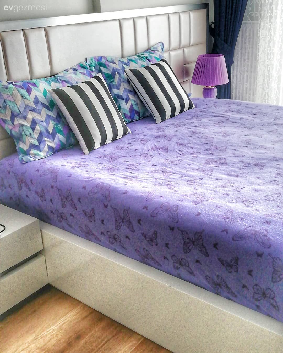 Yatak Odası, Mor, Beyaz, Komodin, Yatak başlığı, Yatak örtüsü, Abajur, Aydınlatma, Kırlent