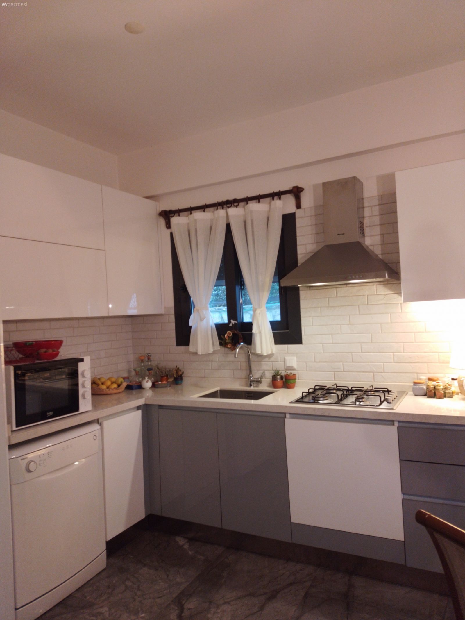 Mutfak, Modern, Kulpsuz mutfak dolabı, Gri, Beyaz, Mutfak perdesi, Davlumbaz, Mutfak tezgahı, Mutfak tezgah arası, Tezgah arası seramik