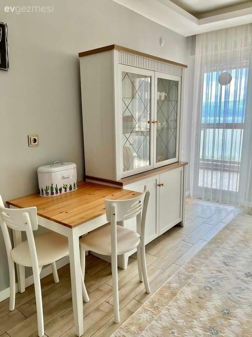 Mutfak, Beyaz, Beyaz ve ahşap mutfak, Sandalye, Mutfak masası, Tül perde, Perde, Mutfak halısı