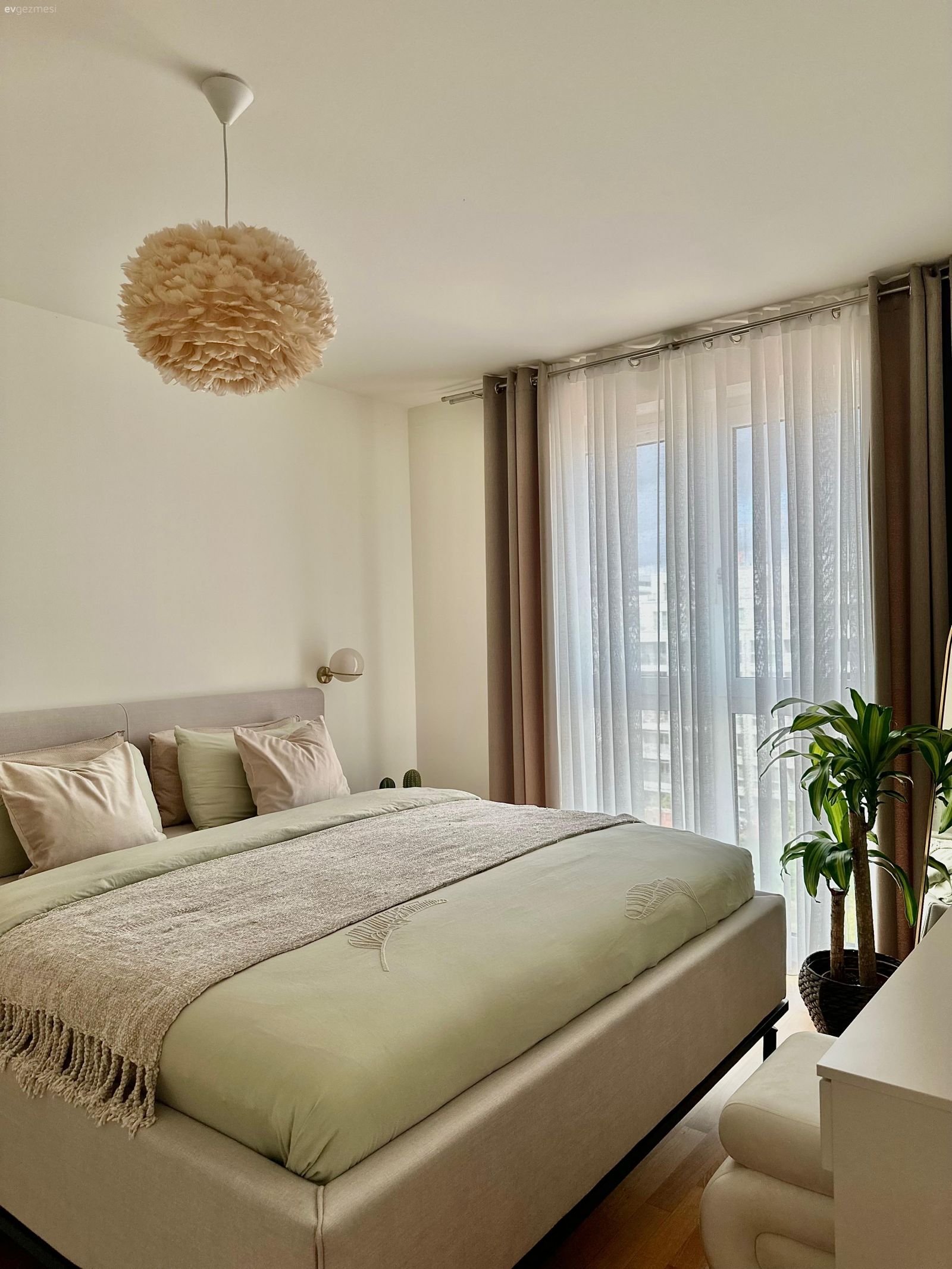 Yatak Odası, İskandinav, Bohem Dekorasyon, Yeşil, Bej, Fon perde, Perde, Tül perde, Yatak örtüsü, Komodin, Yatak odası avizesi, Saksı, Ev bitkisi