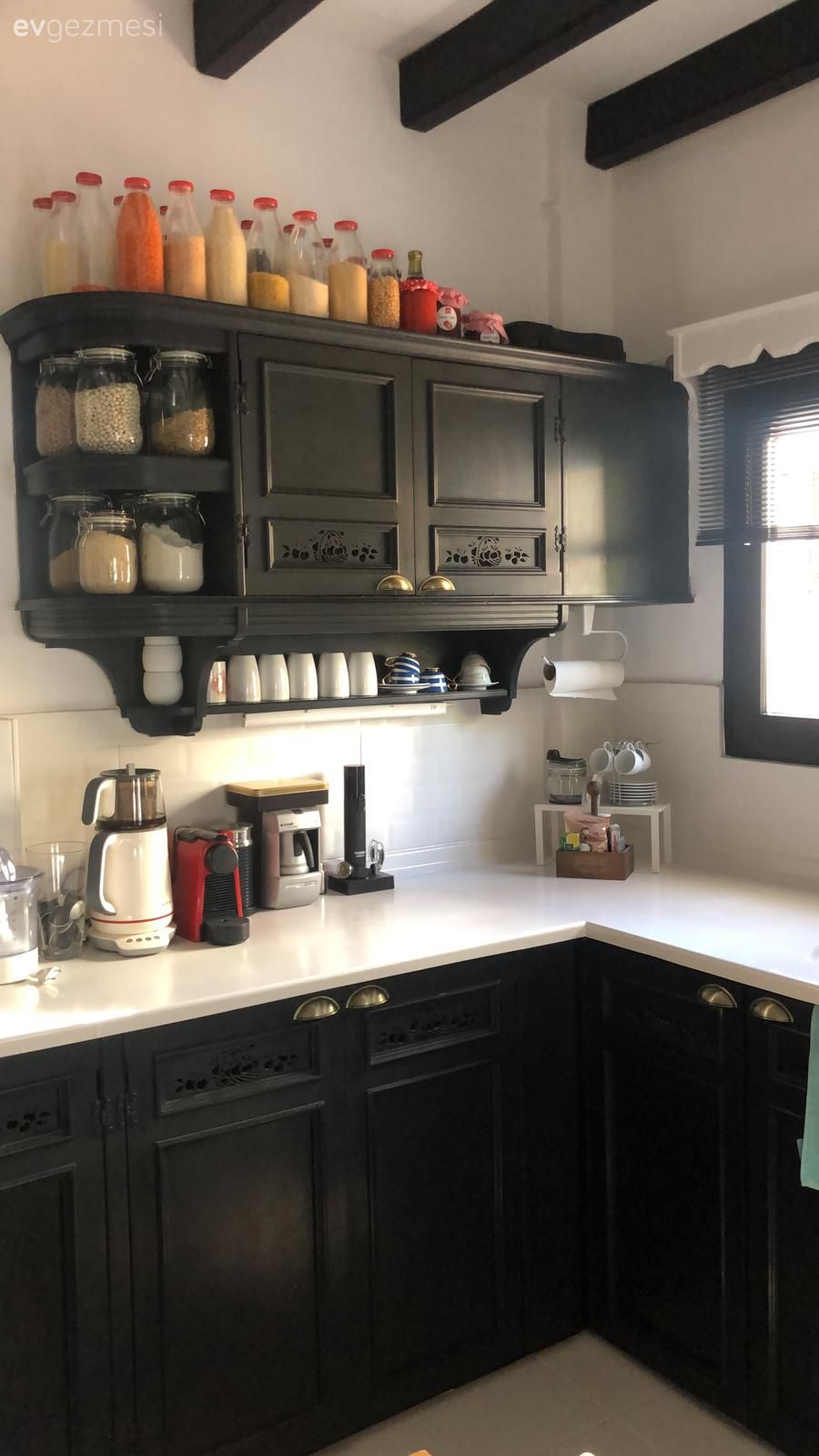 Mutfak, Siyah mutfak, Rustik, Rustik mutfak, Ahşap Mobilya, Mutfak tezgahı, Mutfak tezgah arası, Tezgah arası seramik, Beyaz, Mutfak aksesuarları, Dekoratif Objeler
