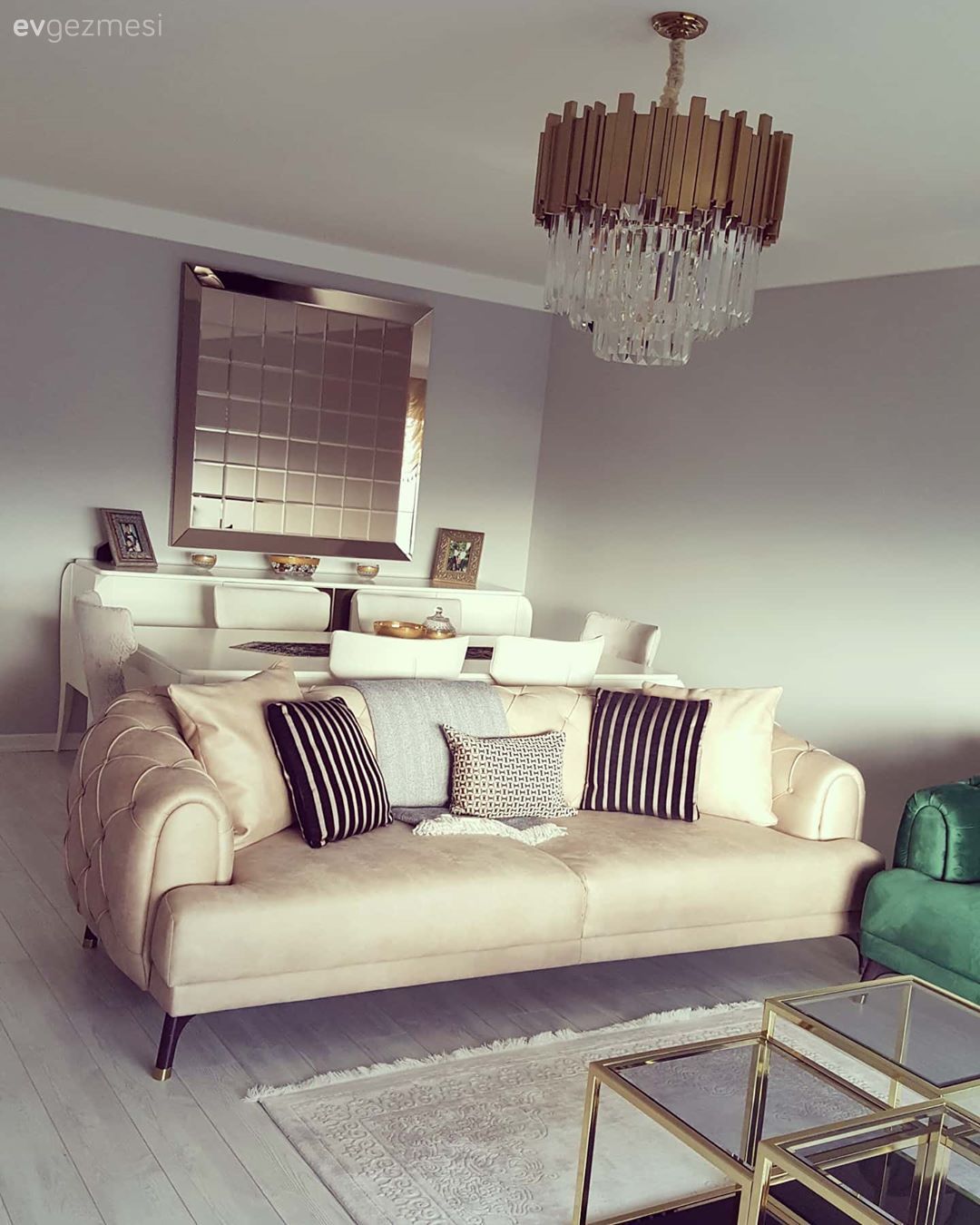 Salon, Klasik, Krem, Zümrüt yeşili, Altın, Art deko, Koltuk takımı, Yemek masası, Sandalye, Ayna, Kırlent, Ev tekstili, Orta sehpa, Sehpa, Avize, Aydınlatma, Salon avizesi