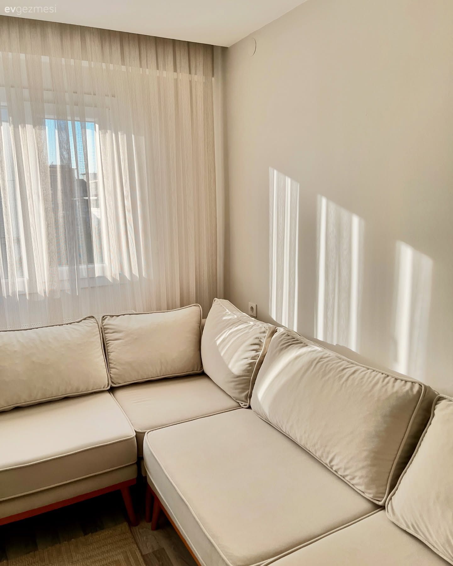 Bu İzmir Evinde Mobilyalar Renkli Parçalar İçin Uygun Zemin