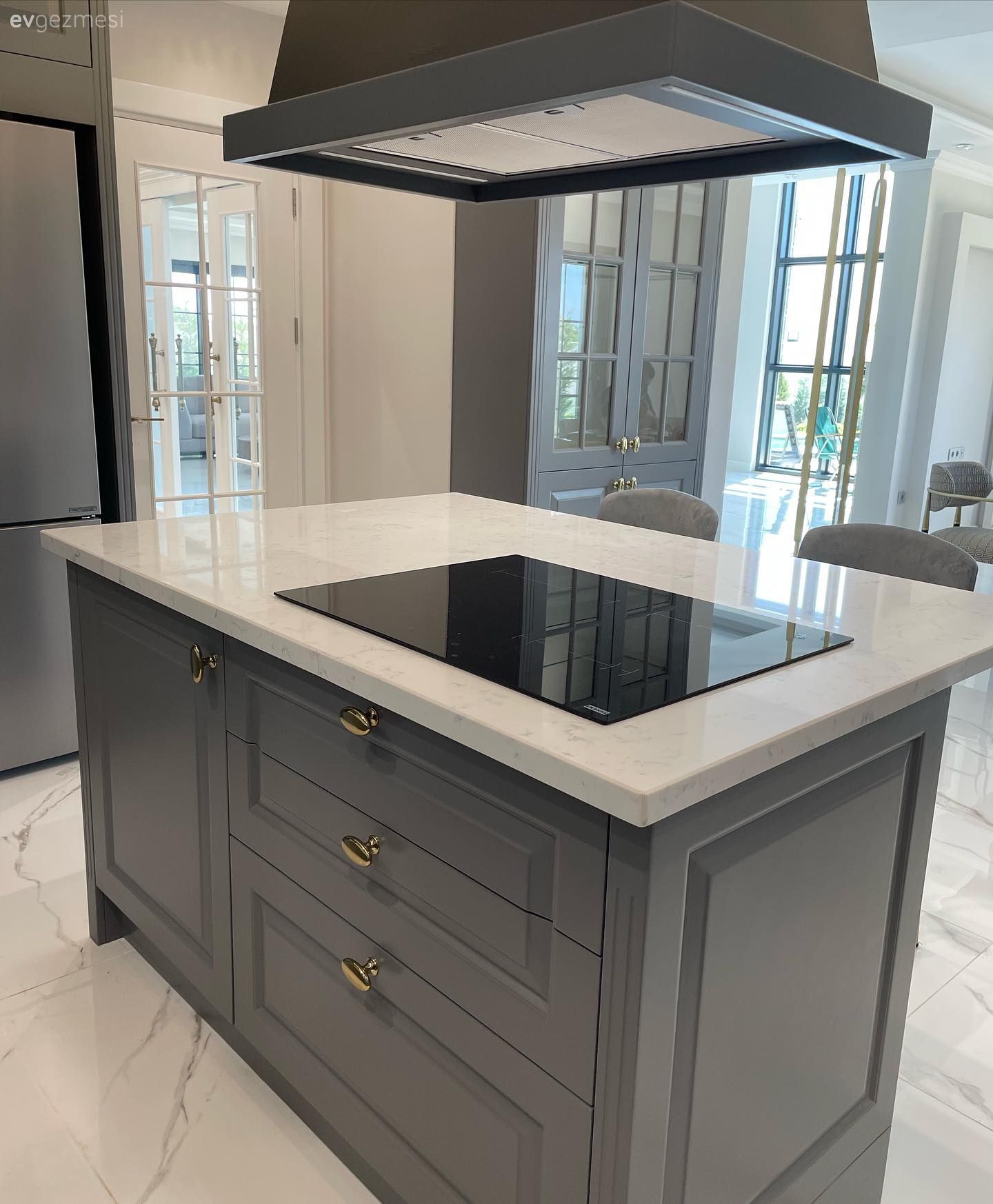 Modern mutfak, Mutfak, Gri, Beyaz, Siyah, Ada mutfak, Shaker kapaklı dolaplar, Mutfak zemin seramikleri