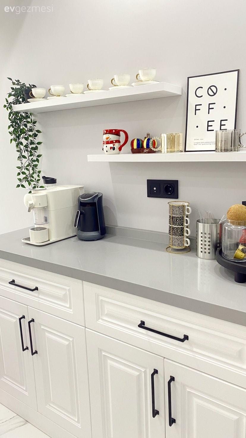 Mutfak rafı, Mutfak, Beyaz, Bej, Shaker kapaklı dolaplar, Kahve köşesi, Gri duvar