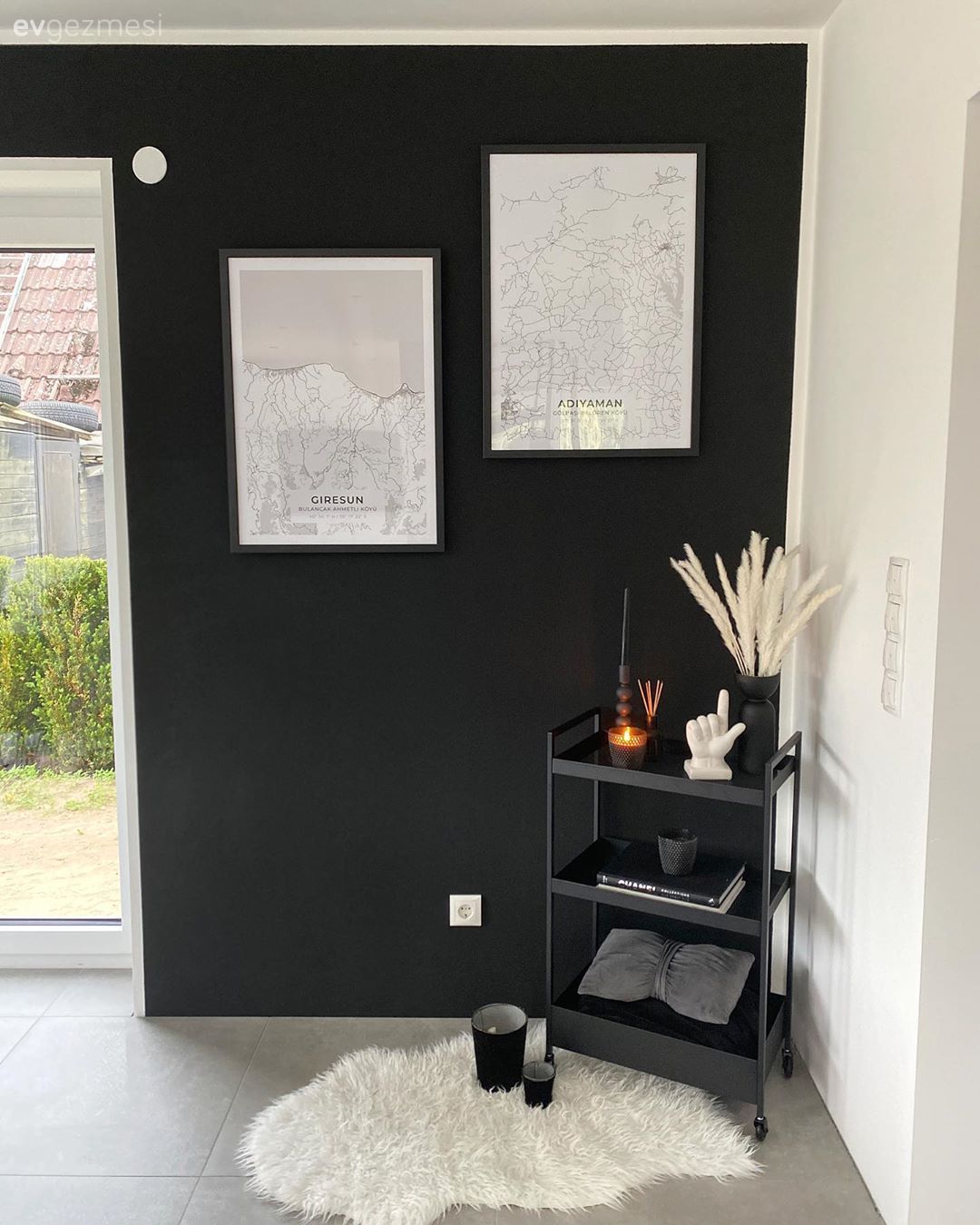 Antre, Antrasit duvar, Peluş, Sehpa, Tablo, Duvar dekorasyonu, Vazo, Ev Aksesuar, Pampas otu, Beyaz