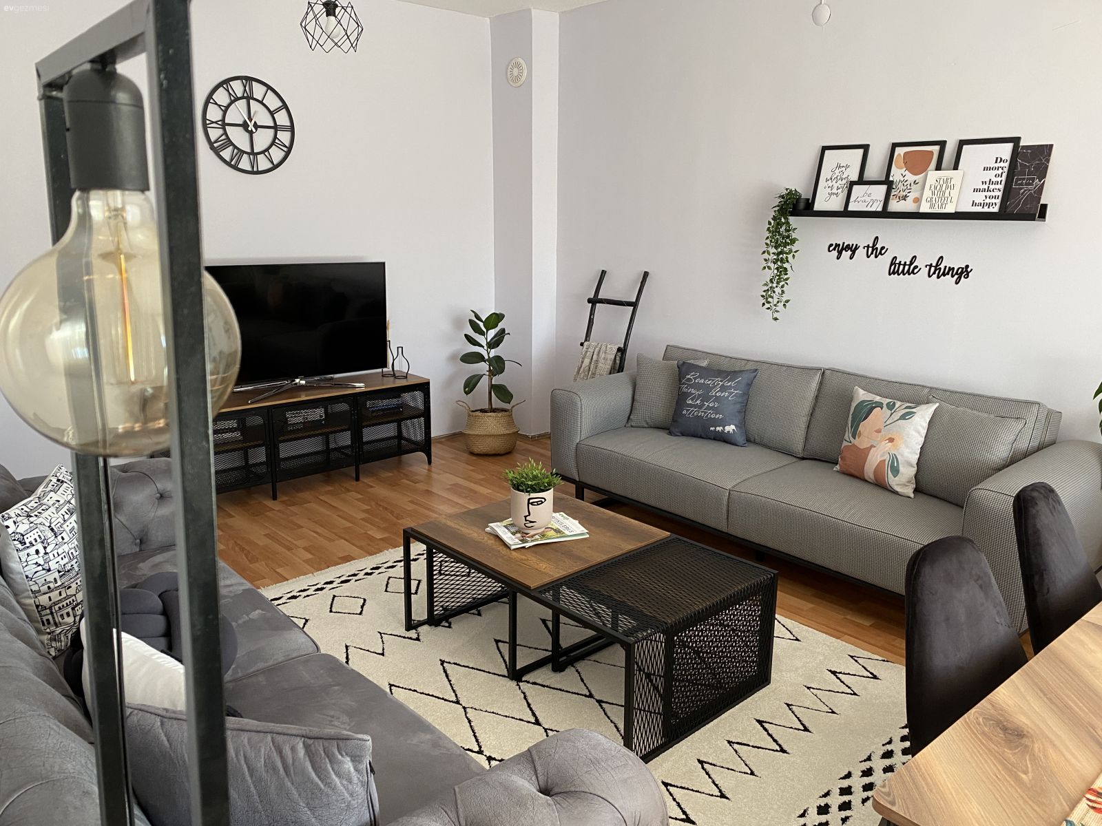 Salon, Modern, Gri, Siyah, Beyaz, Koltuk takımı, Gri koltuk, Duvar rafı, Duvar dekorasyonu, Çerçeve, Ev bitkisi, Orta sehpa, Sehpa, Halı, Salon halısı, Sandalye, Yemek masası, Fon perde, Perde, Tül perde, Geometrik desen, Desenler, Tv ünitesi, Tv ünitesi aksesuarları, Ev Aksesuar