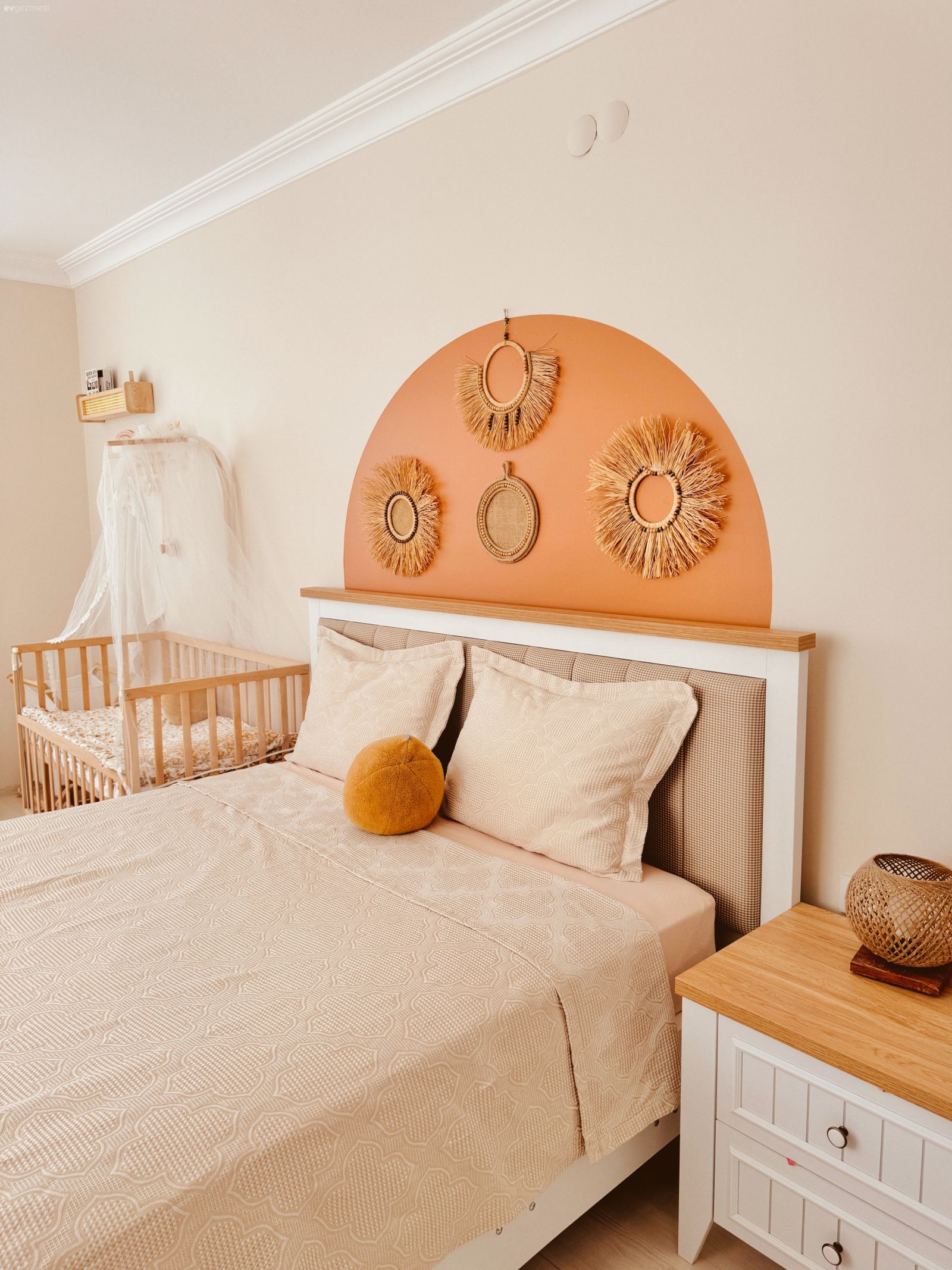 Yatak Odası, Beyaz, Ahşap Mobilya, Yatak odası duvar dekorasyonu, Tül perde, Perde, Beşik, Bebek odası, Komodin, Krem, Bej, Hardal, Somon Rengi