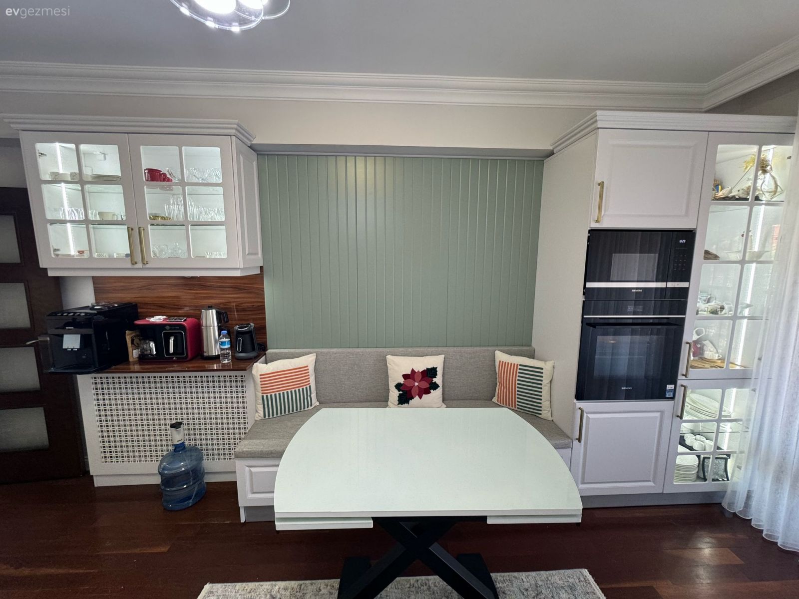 Sedirli Köşesiyle Dikkat Çeken Bu Mutfak Bir Hayli Keyifli