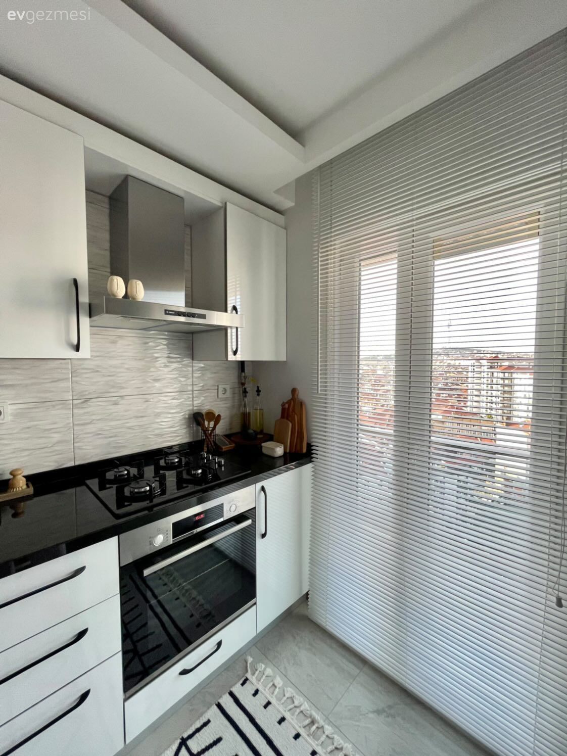 Mutfak, Beyaz, Siyah, Siyah tezgah, Mutfak tezgahı, Ankastre, Mutfak halısı, Mutfak perdesi