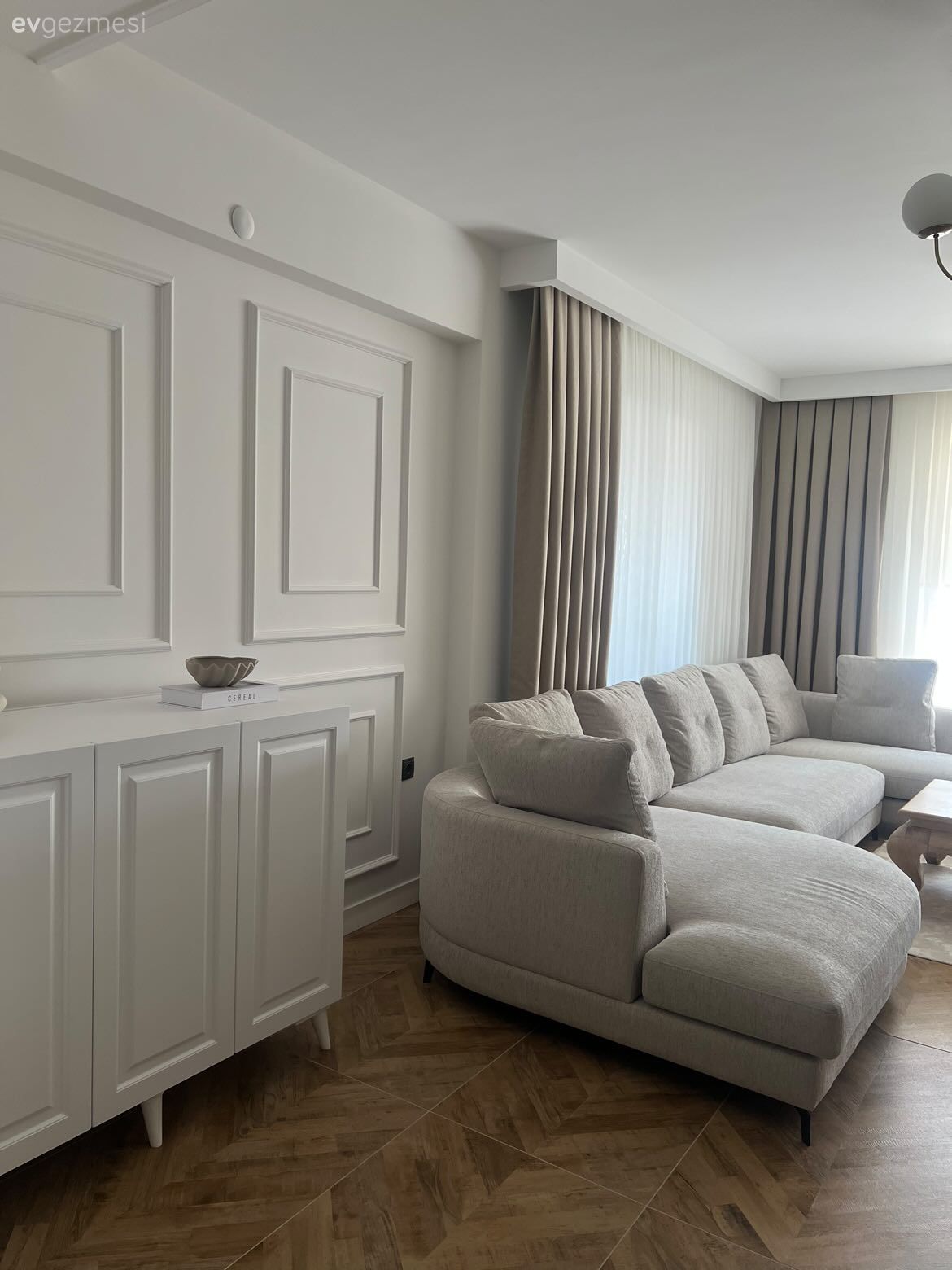 Beyaz, Bej, Köşe koltuk, Koltuk takımı, Duvar çıtalama, Parke