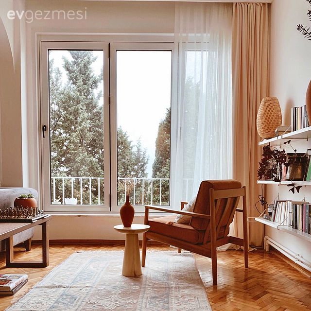 Salon, Bohem Dekorasyon, Turuncu, Kahverengi, Kitaplık, Duvar rafı, Duvar dekorasyonu, Tül perde, Perde, Fon perde, Krem, Beyaz, Yan sehpa, Sehpa, Ahşap Mobilya, Halı, Parke, Salon halısı, Vazo, Ev Aksesuar, Berjer