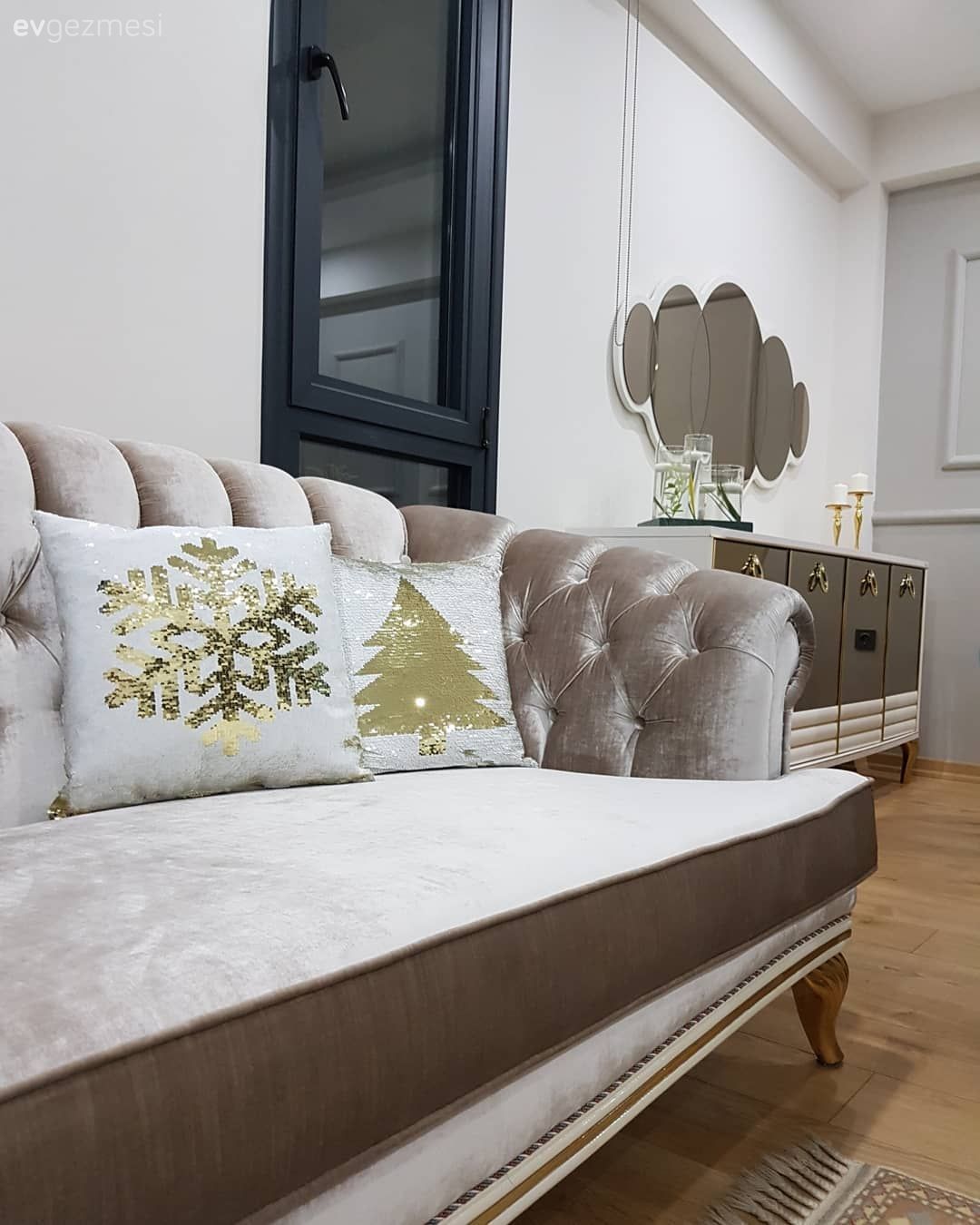 İddialı Renkler ve Mimari Detaylar Bu Dekora Çok Yakışmış!