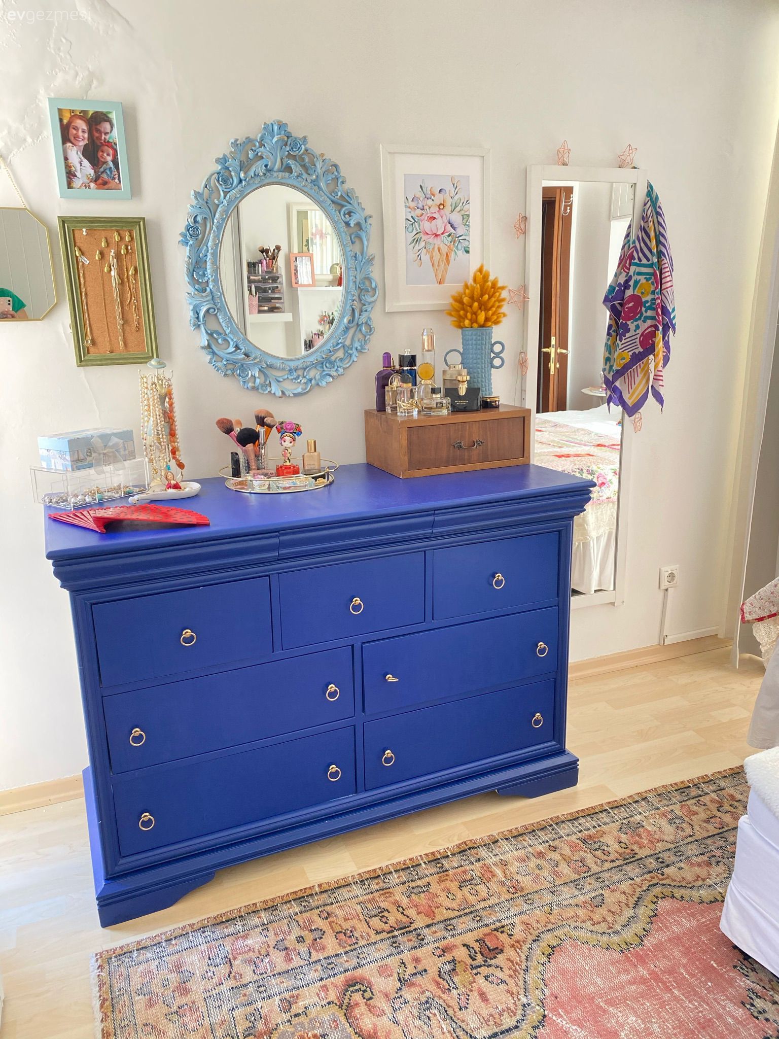 Şifonyer, Yatak Odası, Beyaz, Mavi, Ayna, Çerçeve, Halı, El dokuma halı