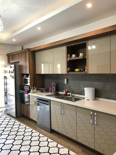 Mutfak, Krem, Vizon, Beyaz, Gri, Mutfak tezgahı, Mutfak tezgah arası, Davlumbaz, Ankastre, Spot aydınlatma, Aydınlatma, Mutfak halısı, Geometrik desen, Desenler