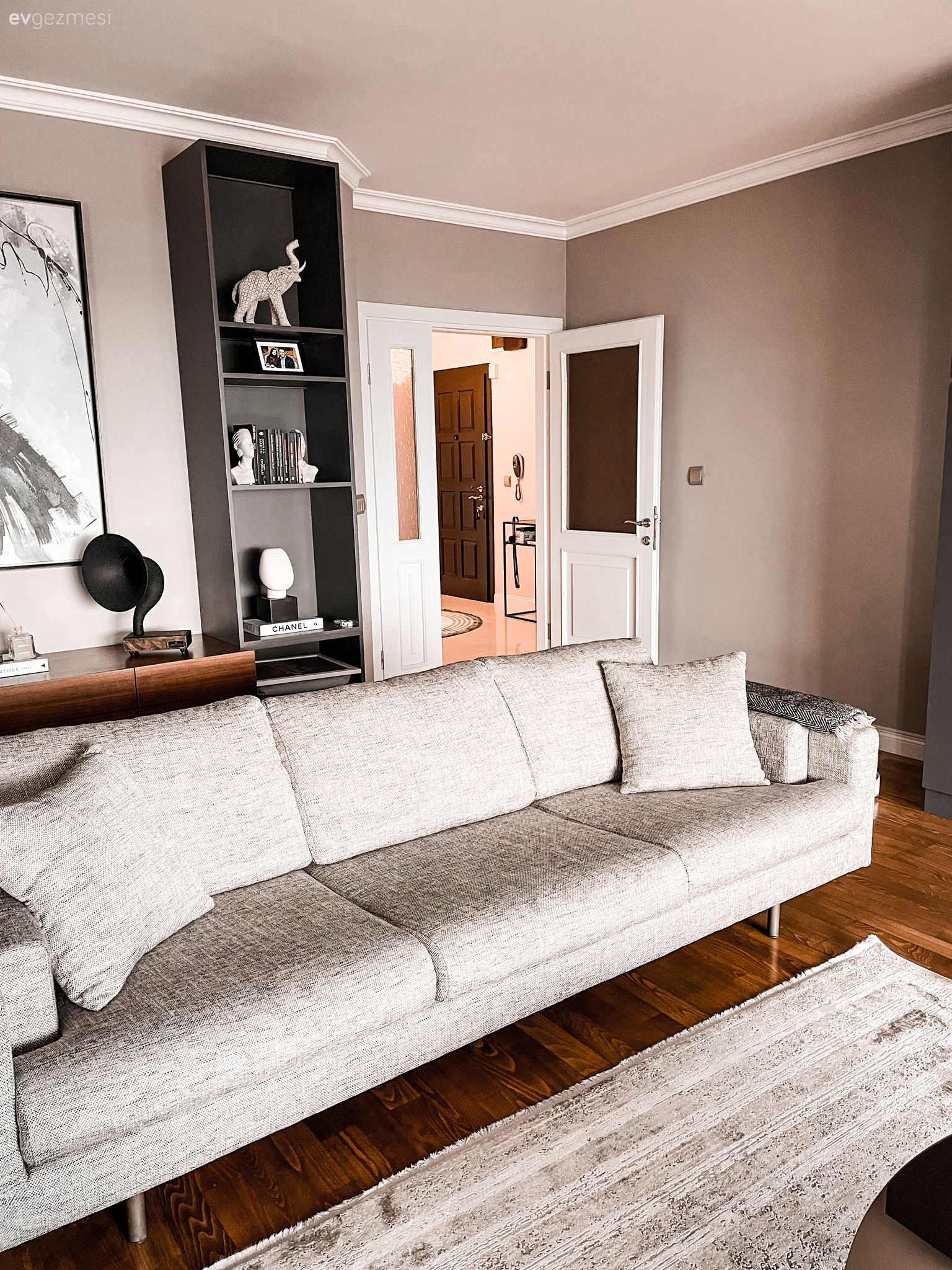 Salon, Koltuk takımı, Beyaz koltuk, Tablo, Duvar dekorasyonu, Dekoratif Objeler, Halı, Salon halısı, Bej