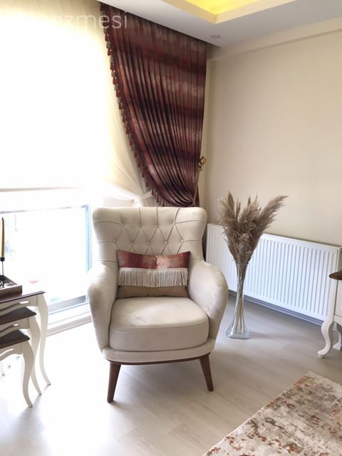 Ev Gezmesi: Uyumlu Renk Paletiyle Zarif Bir Salon Dekoru