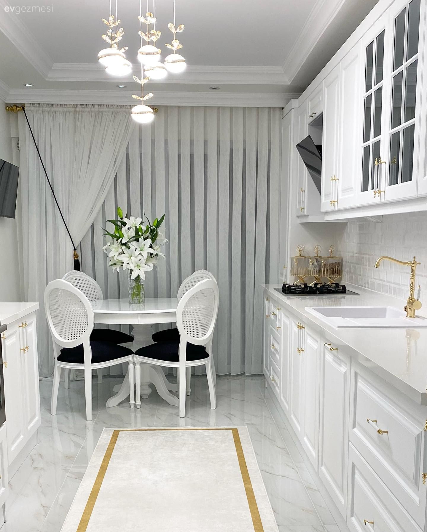 Yuvarlak Hatlı Mobilyalar Beyaz Mutfağın Samimiyet Kaynağı!