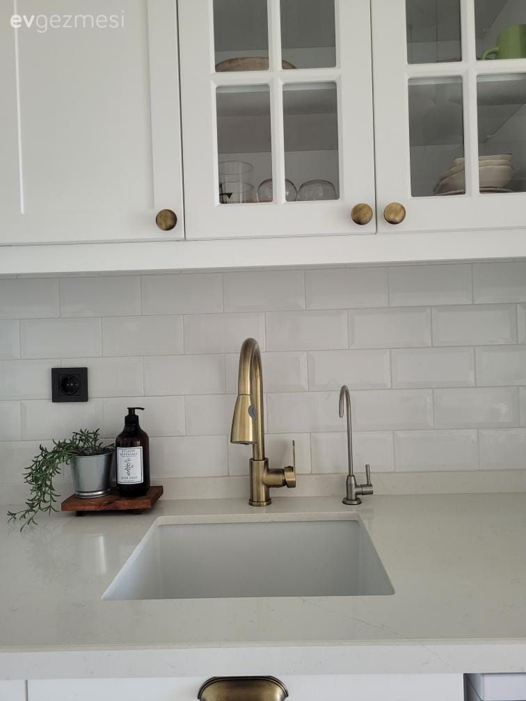 Beyaz, Mutfak tezgahı, Mutfak, Mutfak tezgah arası, Metro seramik, Seramik, Mutfak aksesuarları, Altın, Shaker kapaklı dolaplar