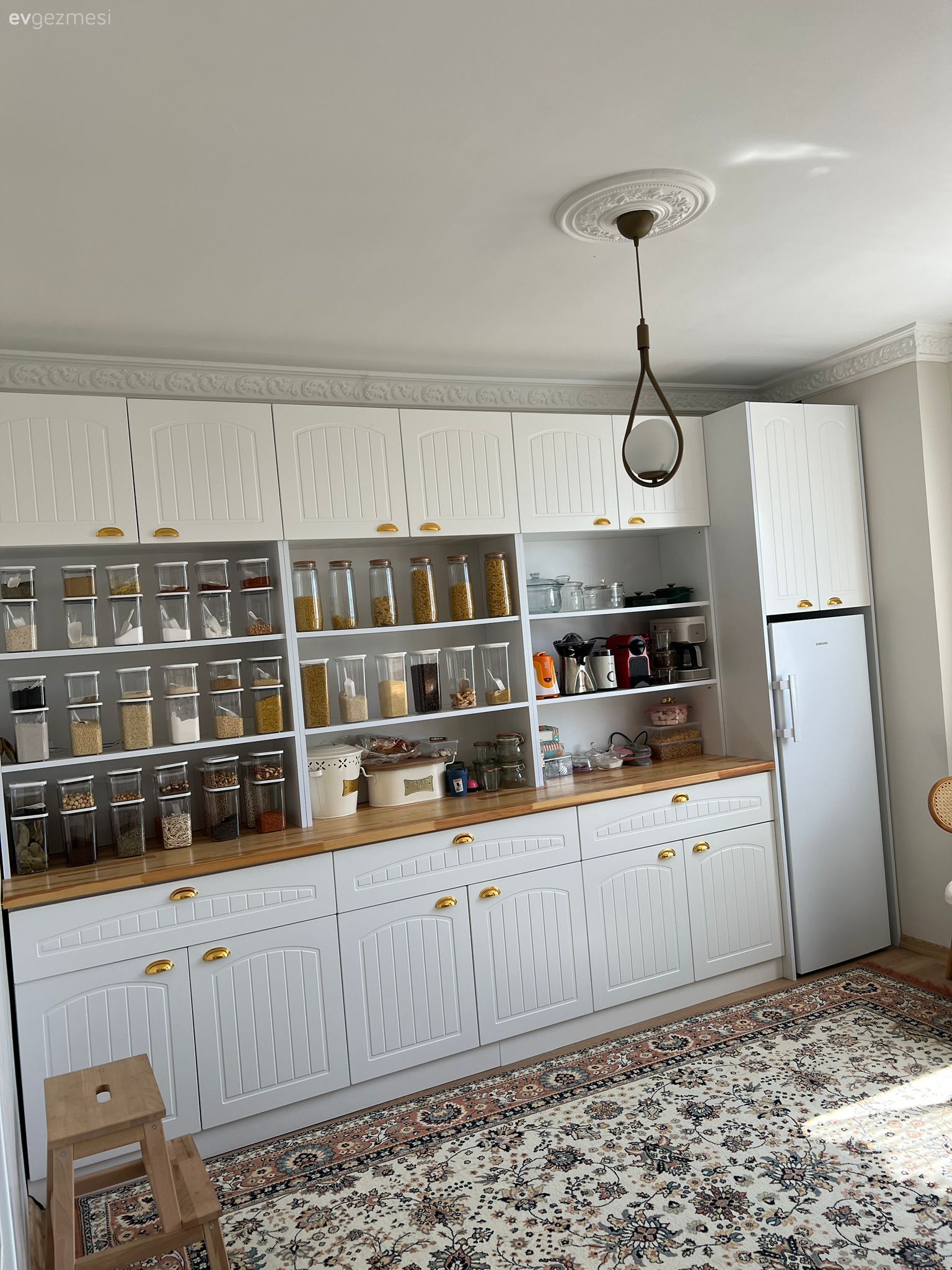 Bu Geniş Mutfağın Bir Tarafında Yeşil Dolaplar Var Diğerinde Kiler!