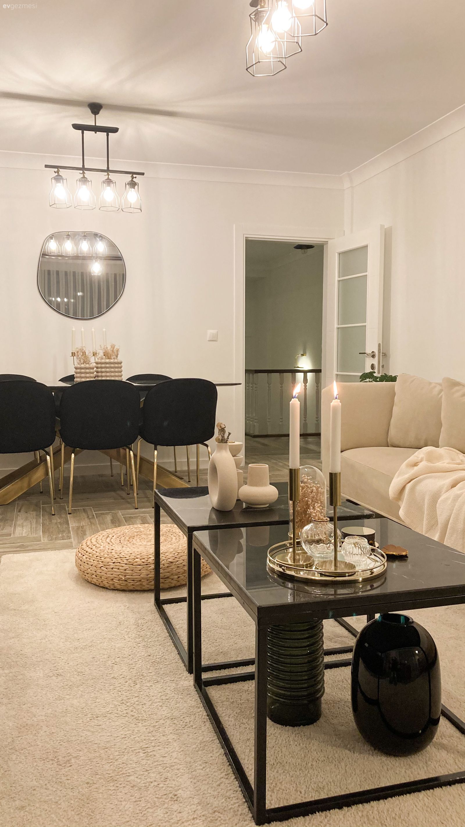 Orta sehpa, Sehpa, Siyah, Dekoratif Objeler, Halı, Beyaz, Bej, Krem, Koltuk takımı, Puf, Sandalye, Yemek masası, Altın, Yuvarlak ayna, Dekoratif ayna, Avize, Aydınlatma, Sehpa üstü aksesuarı, Ev Aksesuar