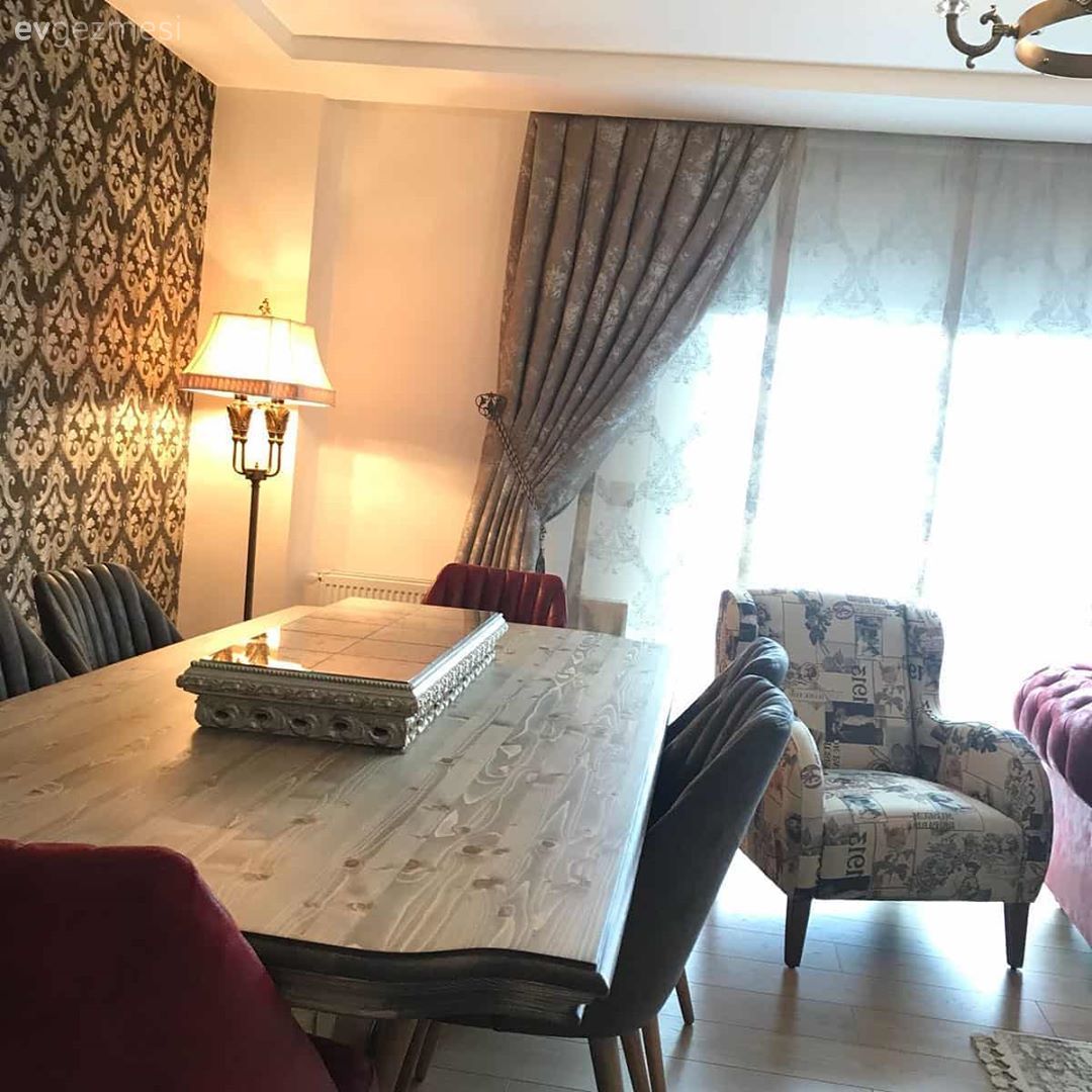 Yemek Odası, Yemek masası, Ahşap masa, Sandalye, Kırmızı, Füme, Berjer, Fon perde, Perde, Tül perde, Duvar kağıdı, Duvar dekorasyonu, Abajur, Aydınlatma, Lambader