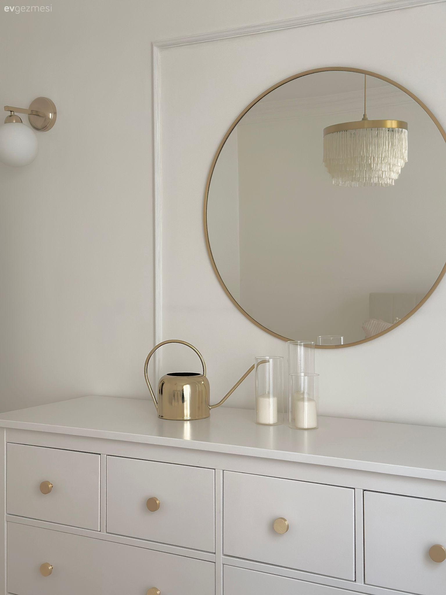 Açık Kolonu Olan Bu Salonda Beyaza Çok İş Düşmüş