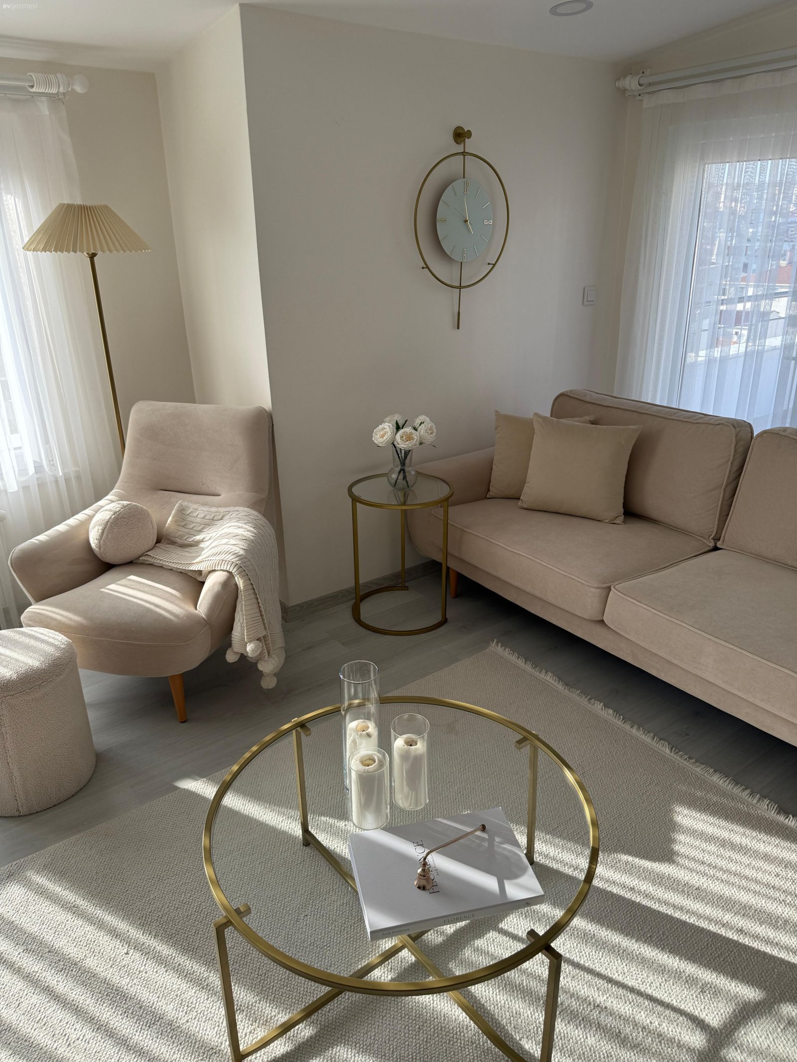 Bu İki Katlı Evde Modern Stil Çok Baskın