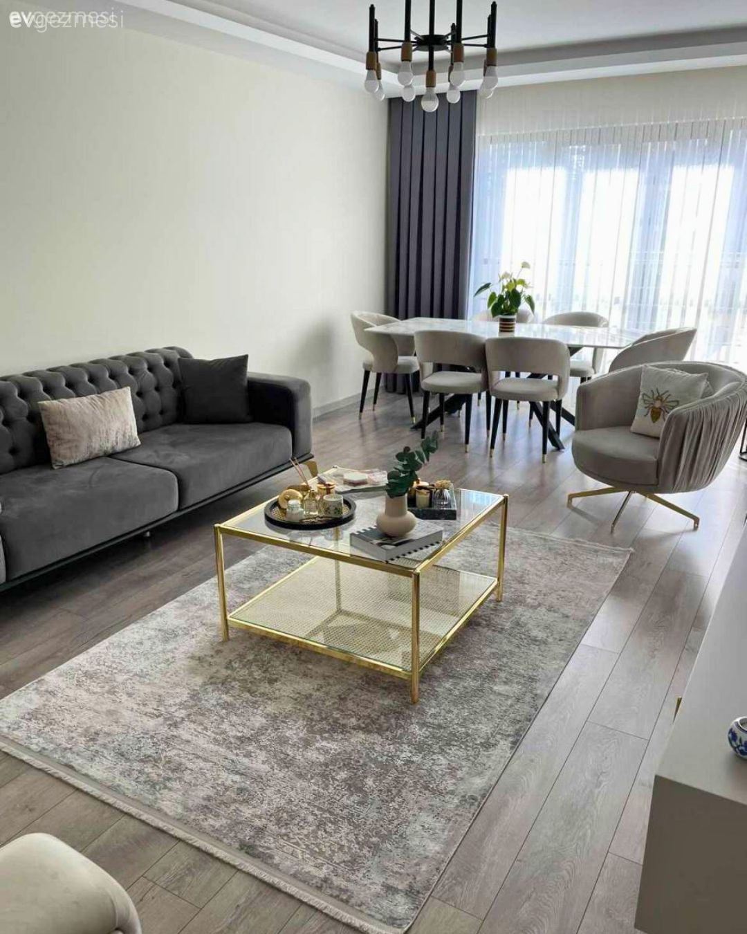 Bu Bursa Evi Cam ve Altın Yansımalarını Az ve Öz Şekilde Kullanmış