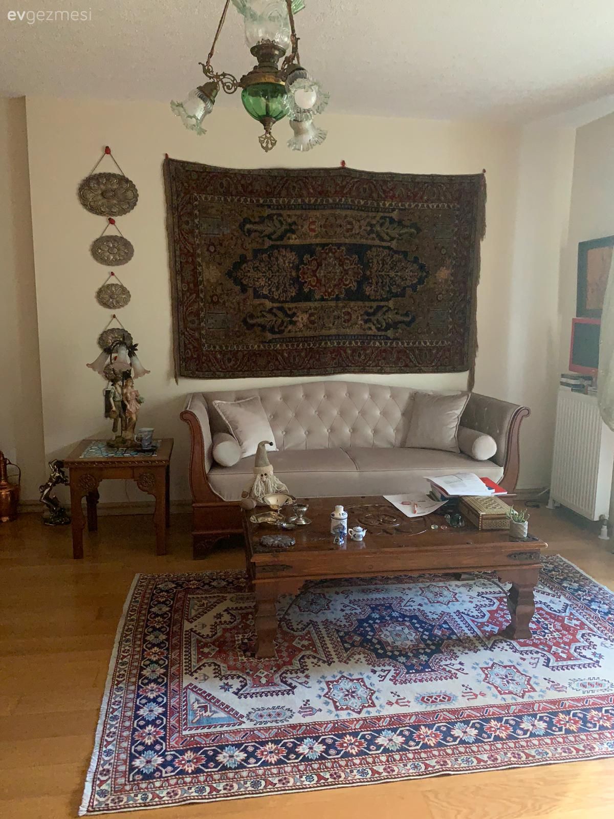 Salon, Rustik, Eklektik, Kahverengi, Bej, Mavi, Koltuk takımı, Orta sehpa, Sehpa, Halı, Salon halısı, Yan sehpa, Duvar dekorasyonu, Kırlent, Ev tekstili, Vizon, Kilim, Desenler, Sehpa üstü aksesuarı, Ev Aksesuar, Avize, Aydınlatma, Salon avizesi